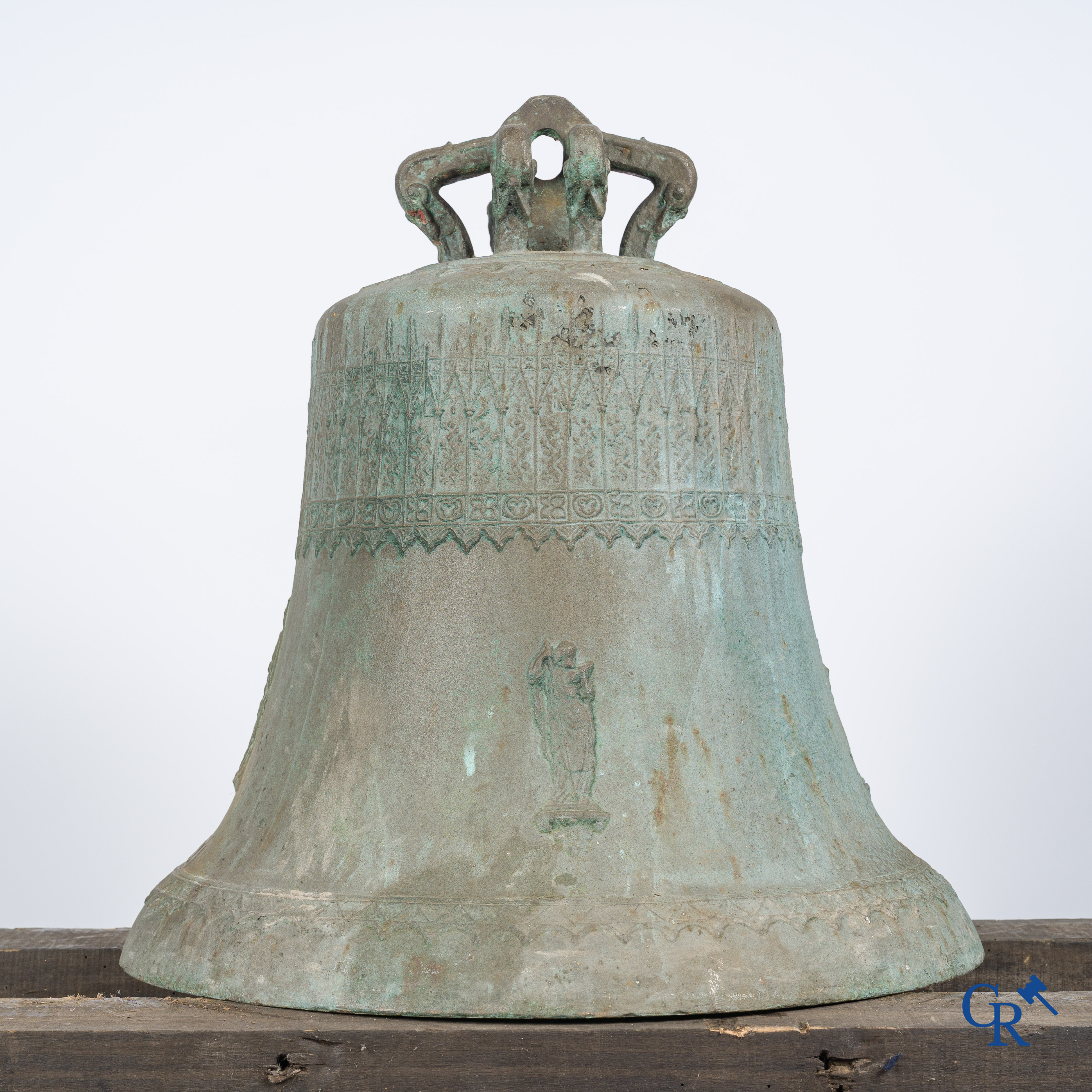 Religieuze objecten. Kerk kroonklok of bel in brons. Afbeelding van apostelen en Christus. Opschrift "Stanislaus".