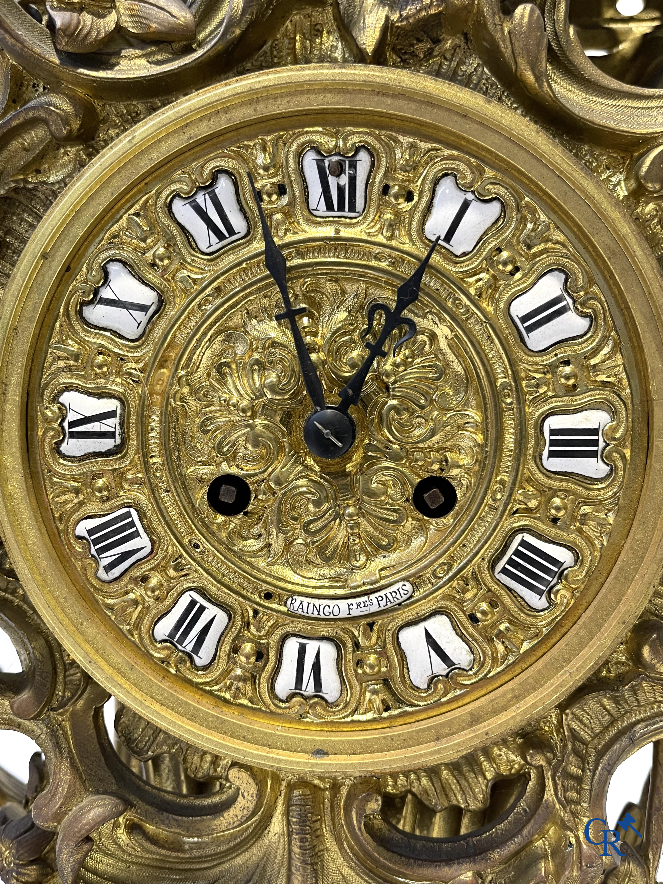 Raingo frères à Paris. Een imposante schouwgarnituur in vergulde en donker gepatineerde brons. LXV-stijl. 19e eeuw.