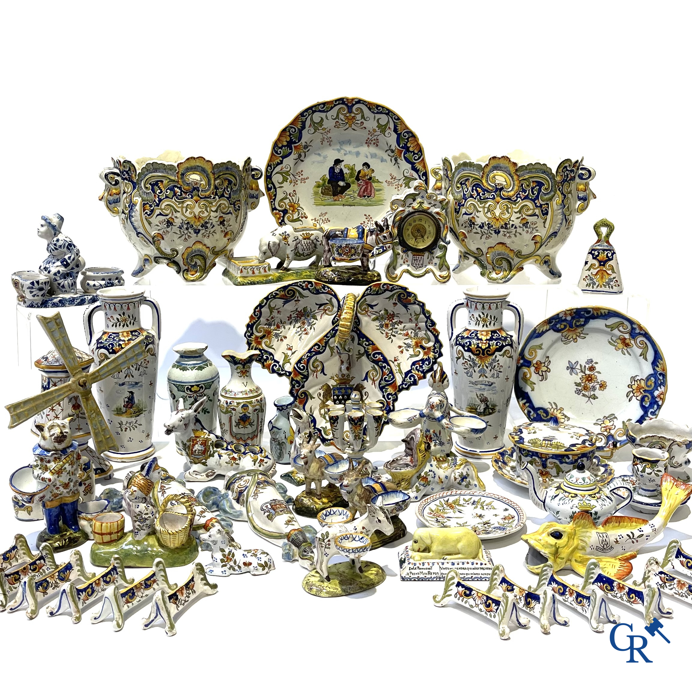 Faience van Rouen, Devres. Interessant en groot lot met diverse polychrome vormstukken. 19e eeuw.