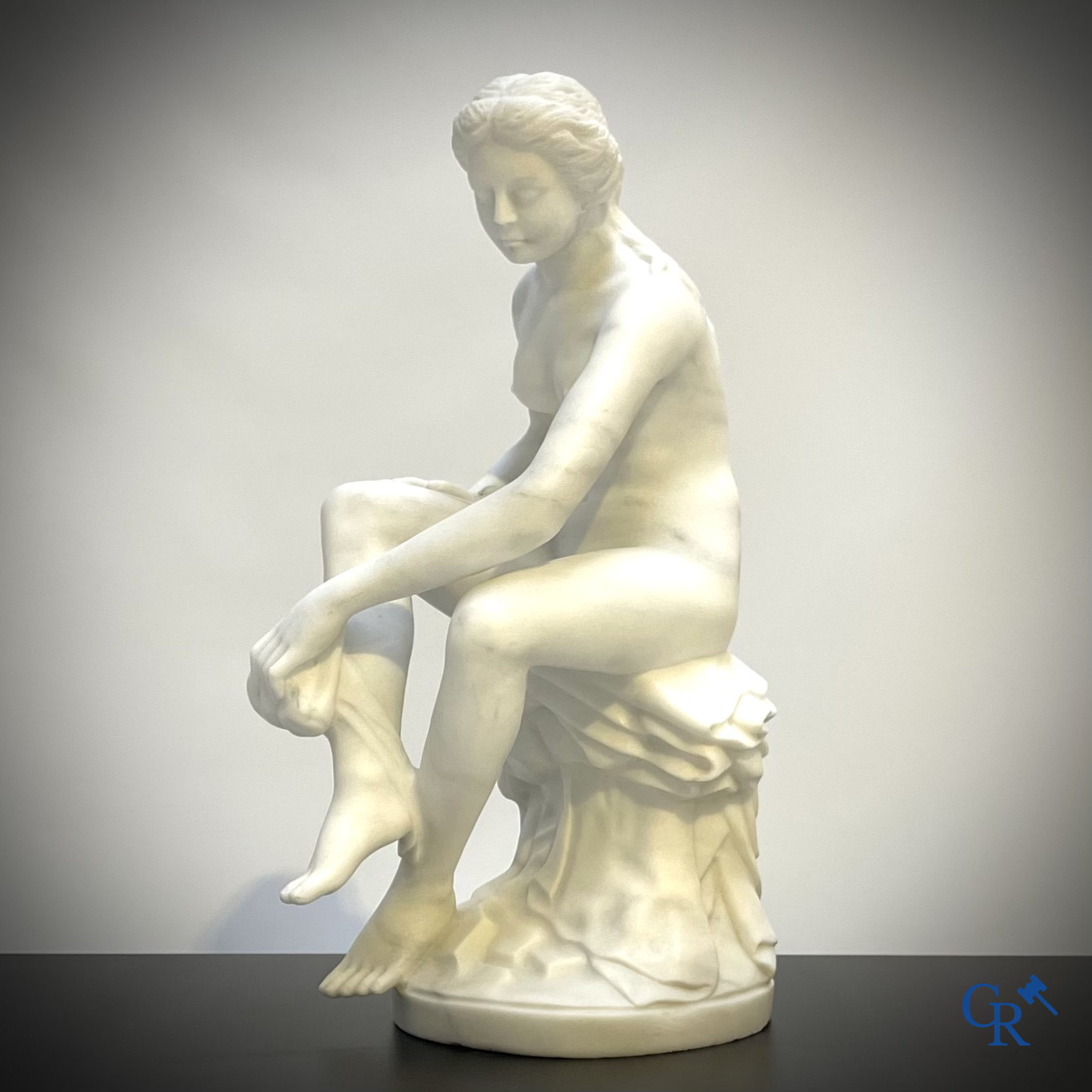 Imposante voorstelling van een badende Venus. Carrara marmer. 20ste eeuw.