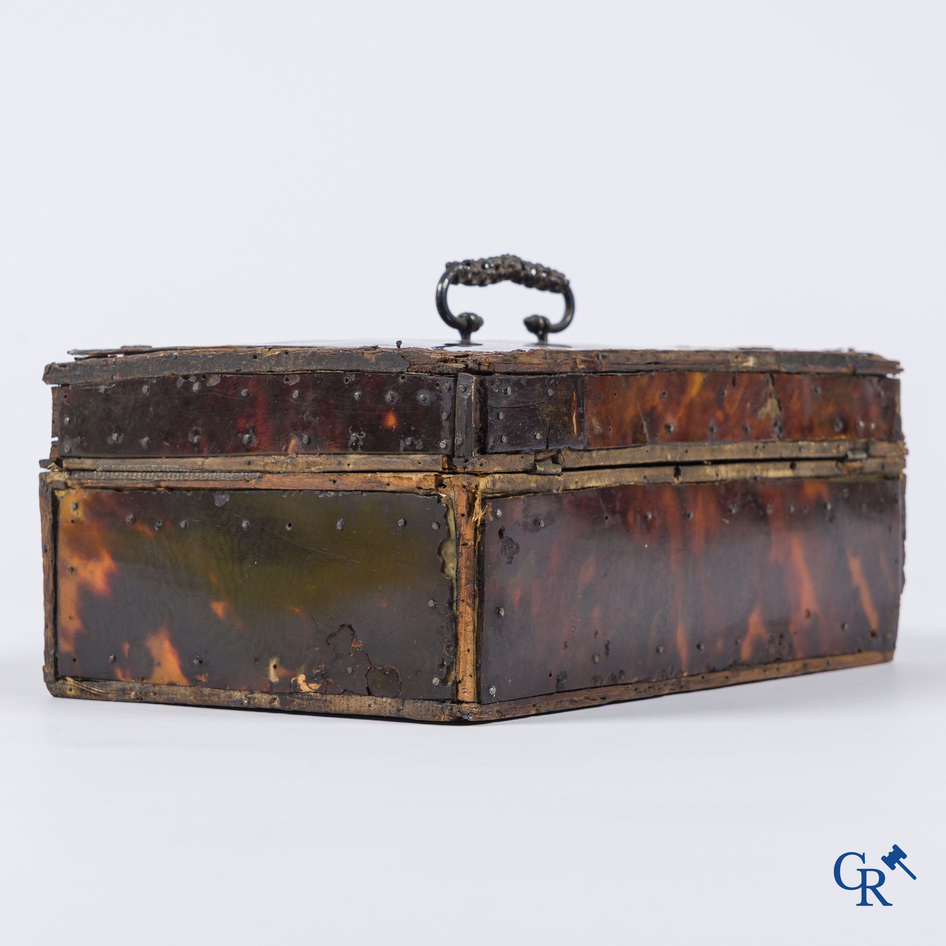 Frankrijk, 17e eeuw. Koffertje in schildpad met zilver monturen. Louis XIV tijdperk.