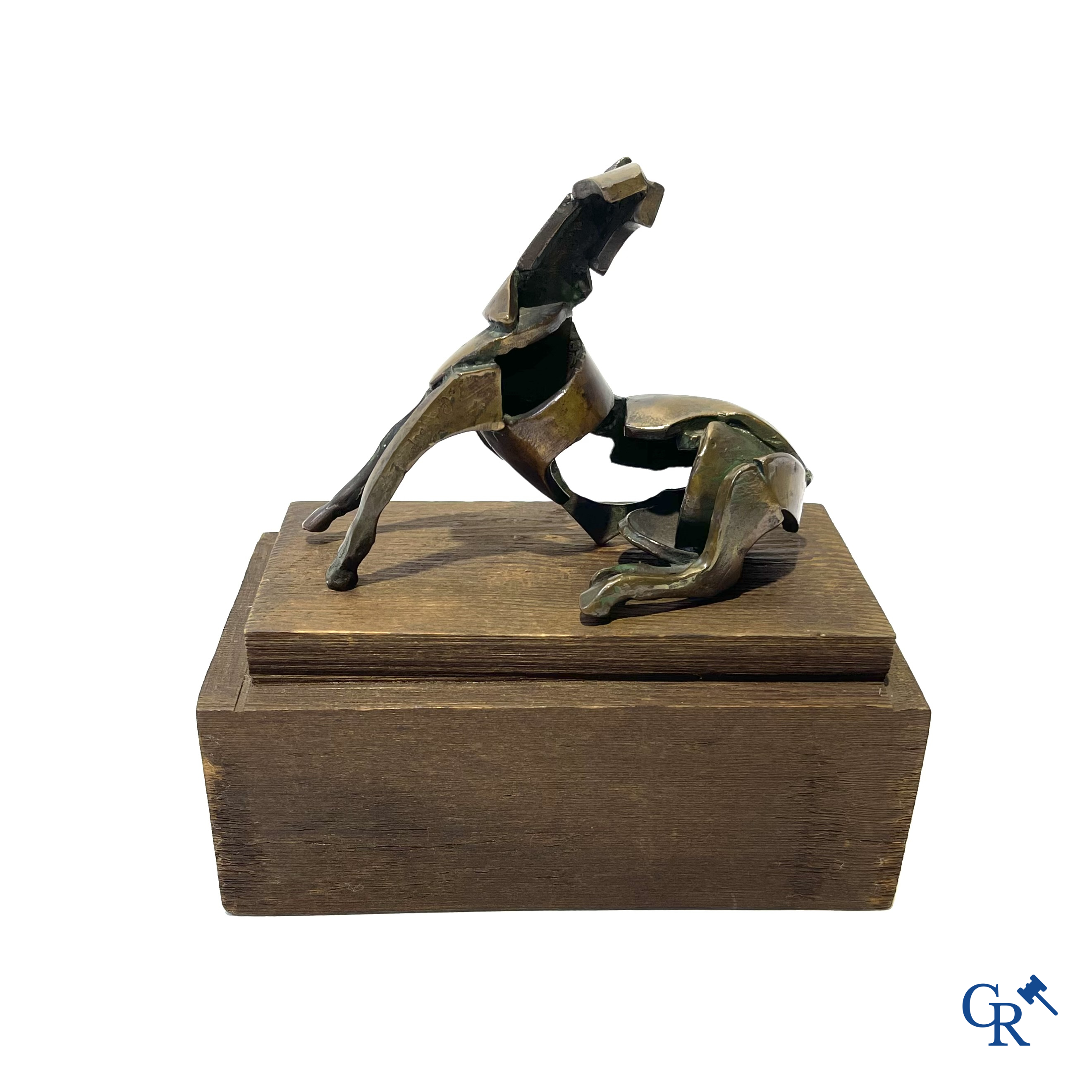 Rik Poot (1924-2007) Zittend paard. Een model van een zittend paard in brons. Gesigneerd Rik Poot en genummerd 26/60.