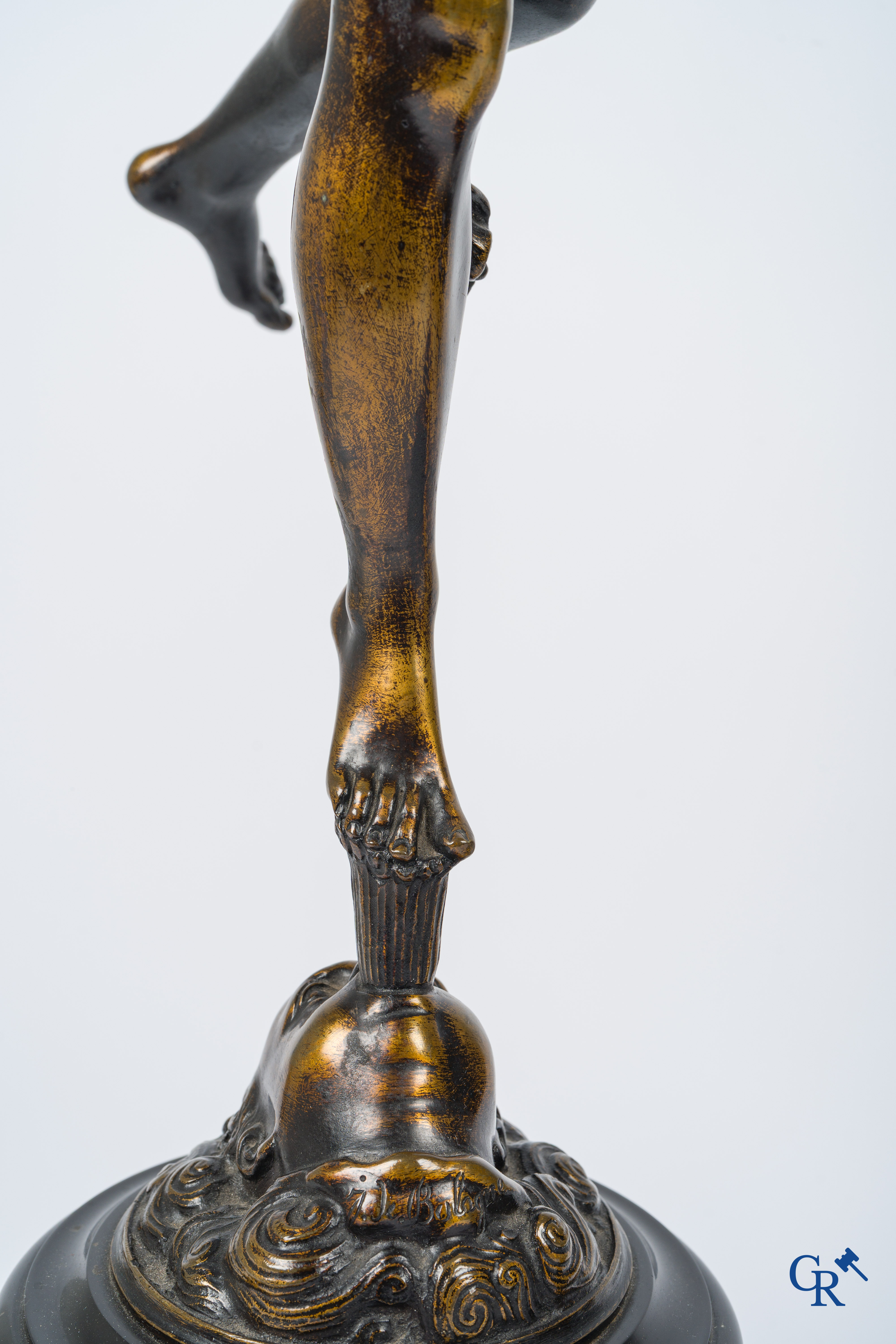 Een paar imposante bronzen beelden in de antieke stijl naar een model van Jean De Bologne.