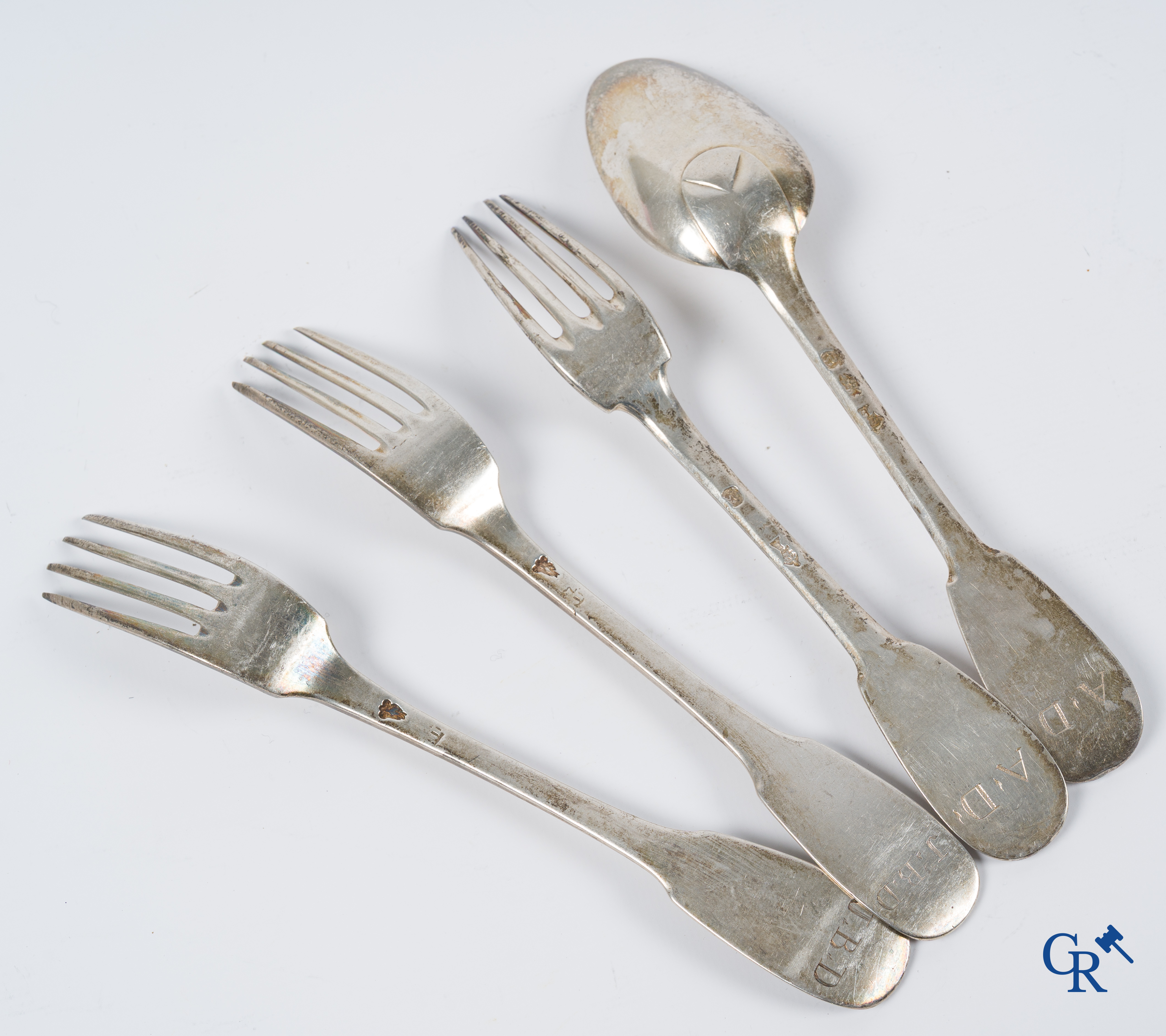 Zilver. Zeer interessant en groot lot met zilver bestek. 18e eeuw. Verschillende keurmerken. 20 vorken en 15 lepels.