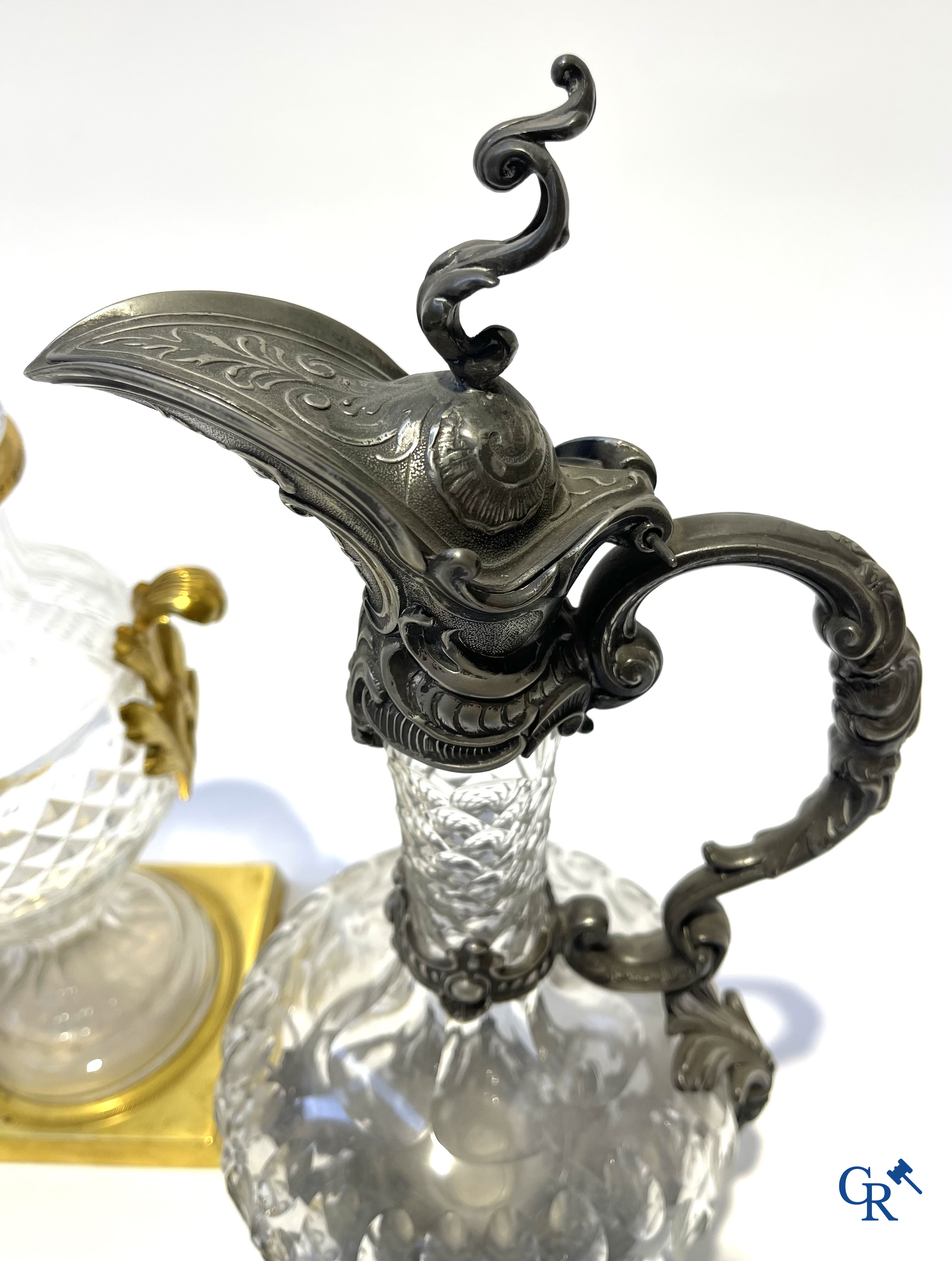 Een kavel van een paar karaffen in kristal, een inktstel in zilver 800°/00, een dekselvaas bijgevoegd.