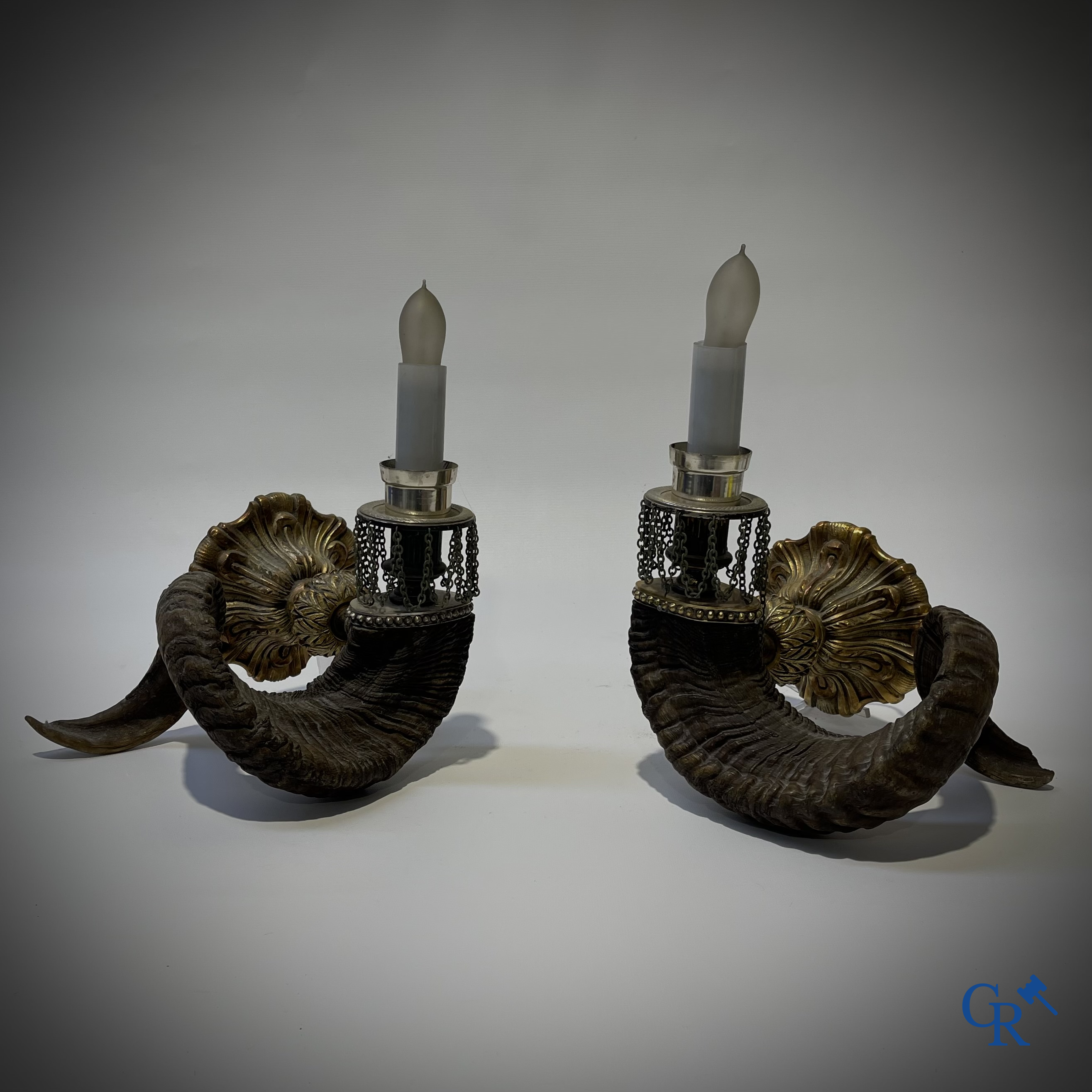 Een paar buitengewone decoratieve wandlichten in verguld en verzilverd brons met ramshoorns. Circa 1980.