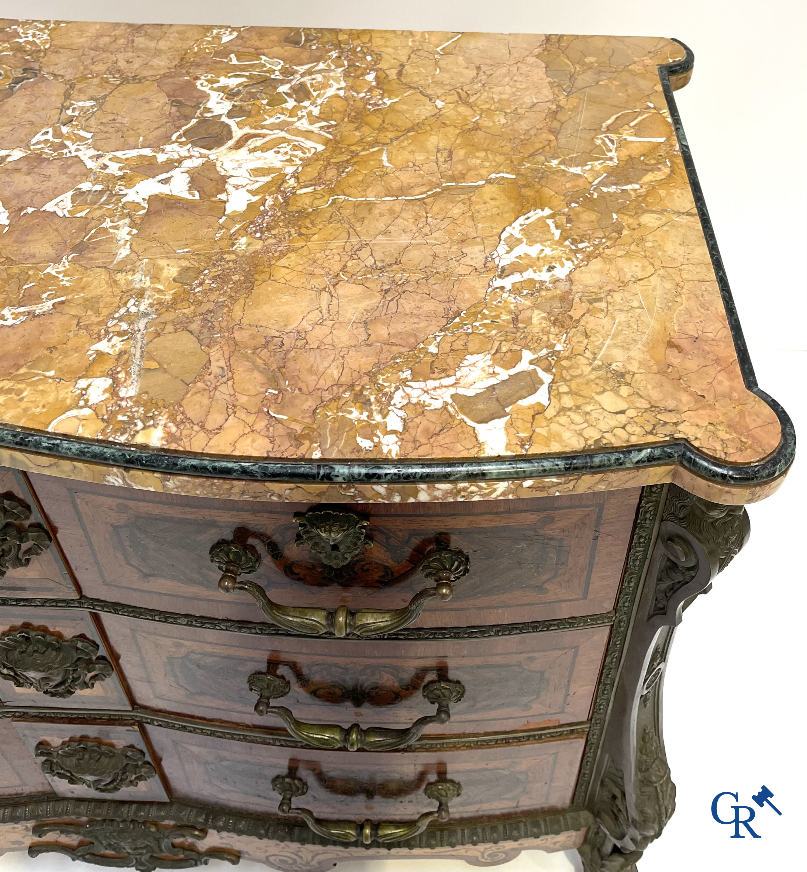 Uitzonderlijke commode Mazarine in marquetterie en brons. Plateau in Italiaanse Sienna marmer. LXIV-stijl.