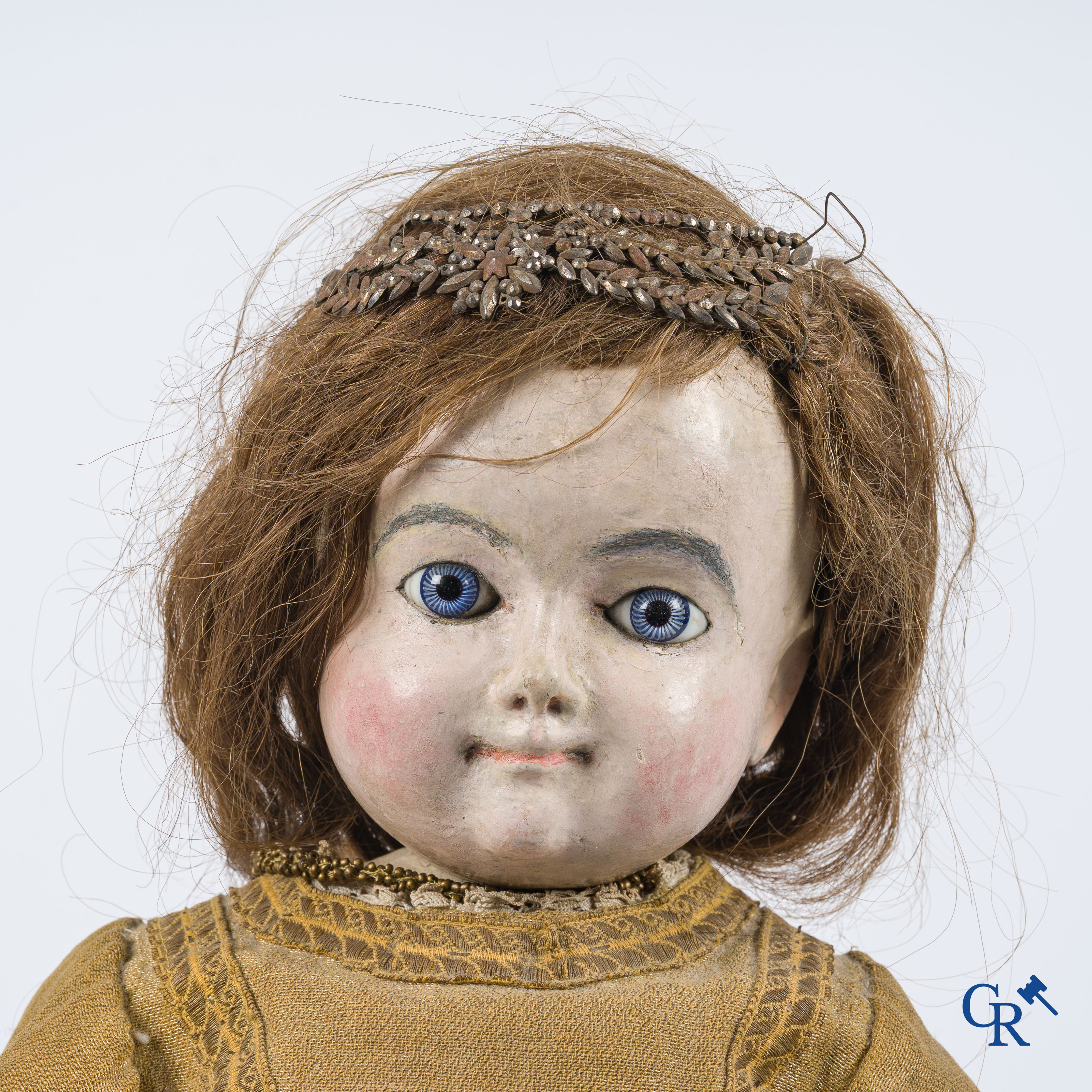 Oud speelgoed. Zeldzame antieke houten pop met glazen ogen. 19e eeuw.