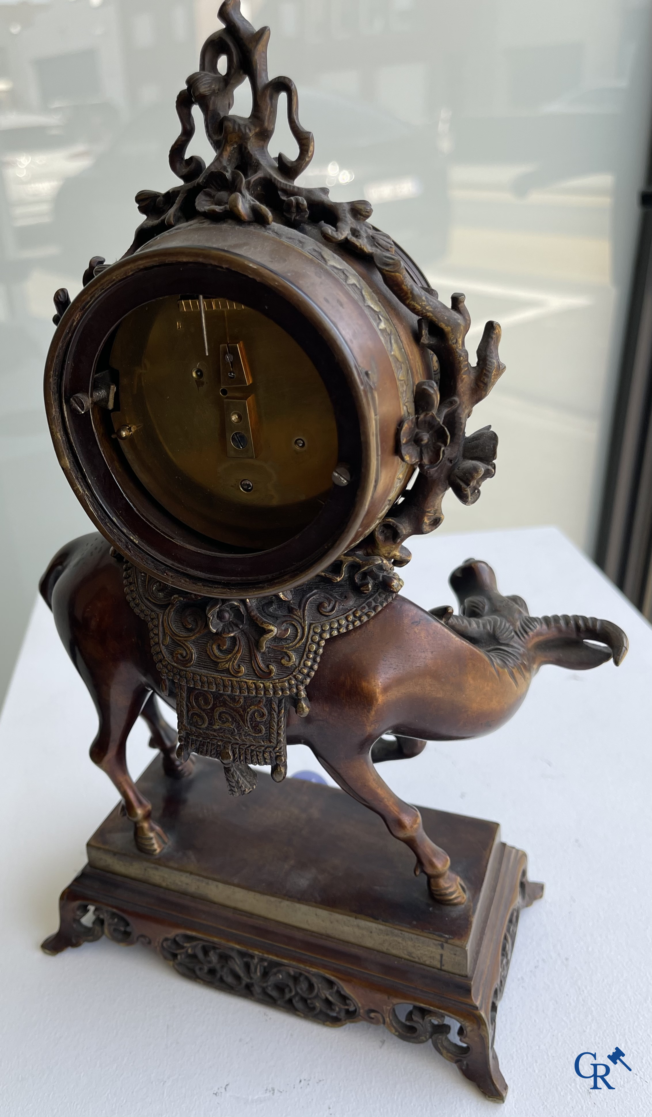 Escalier de Cristal à Paris. Een Franse klok met waterbuffel in Japoniserende stijl. Circa 1880.