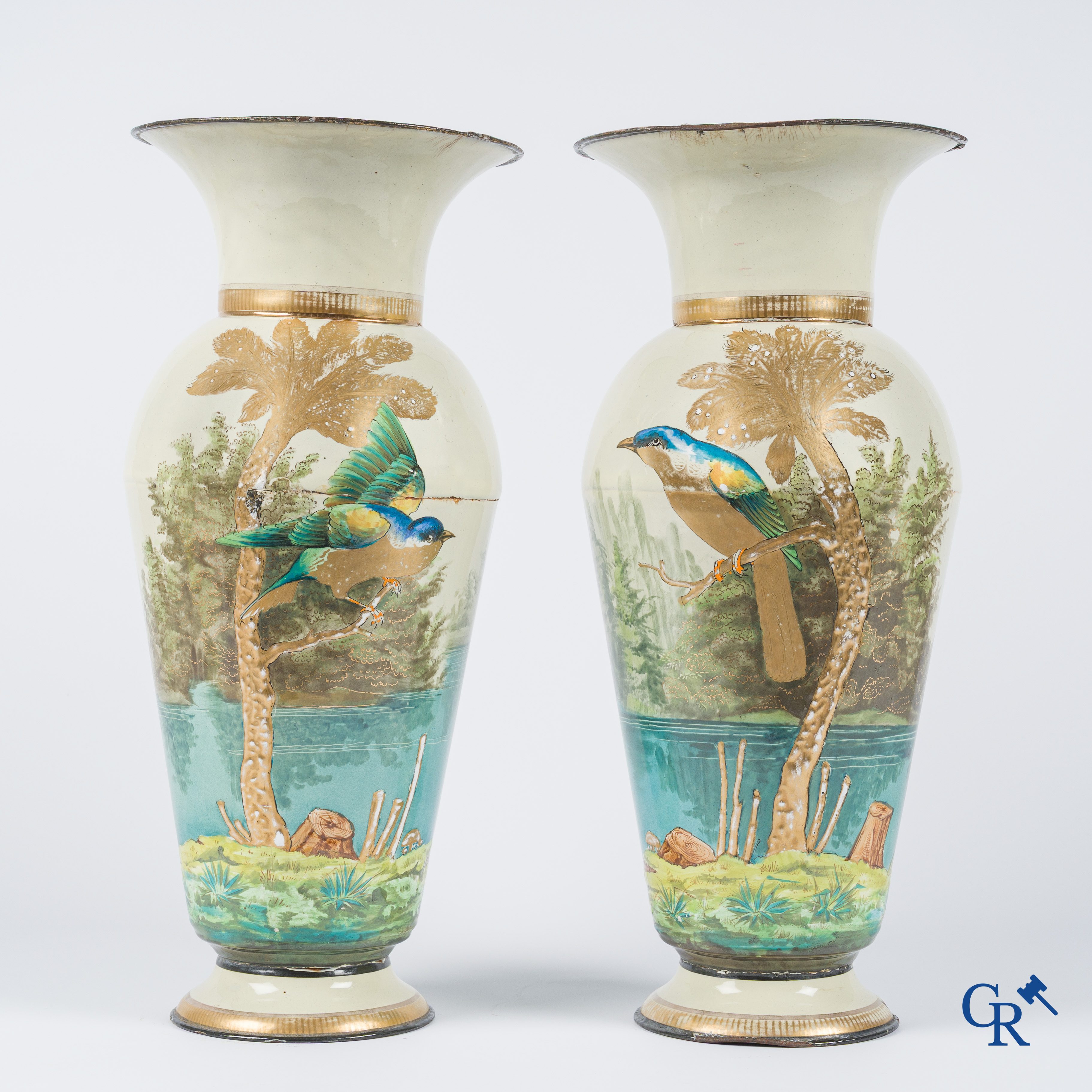 Een paar vazen in reliëf geëmailleerd metaal met een decor van vogels. Circa 1900.