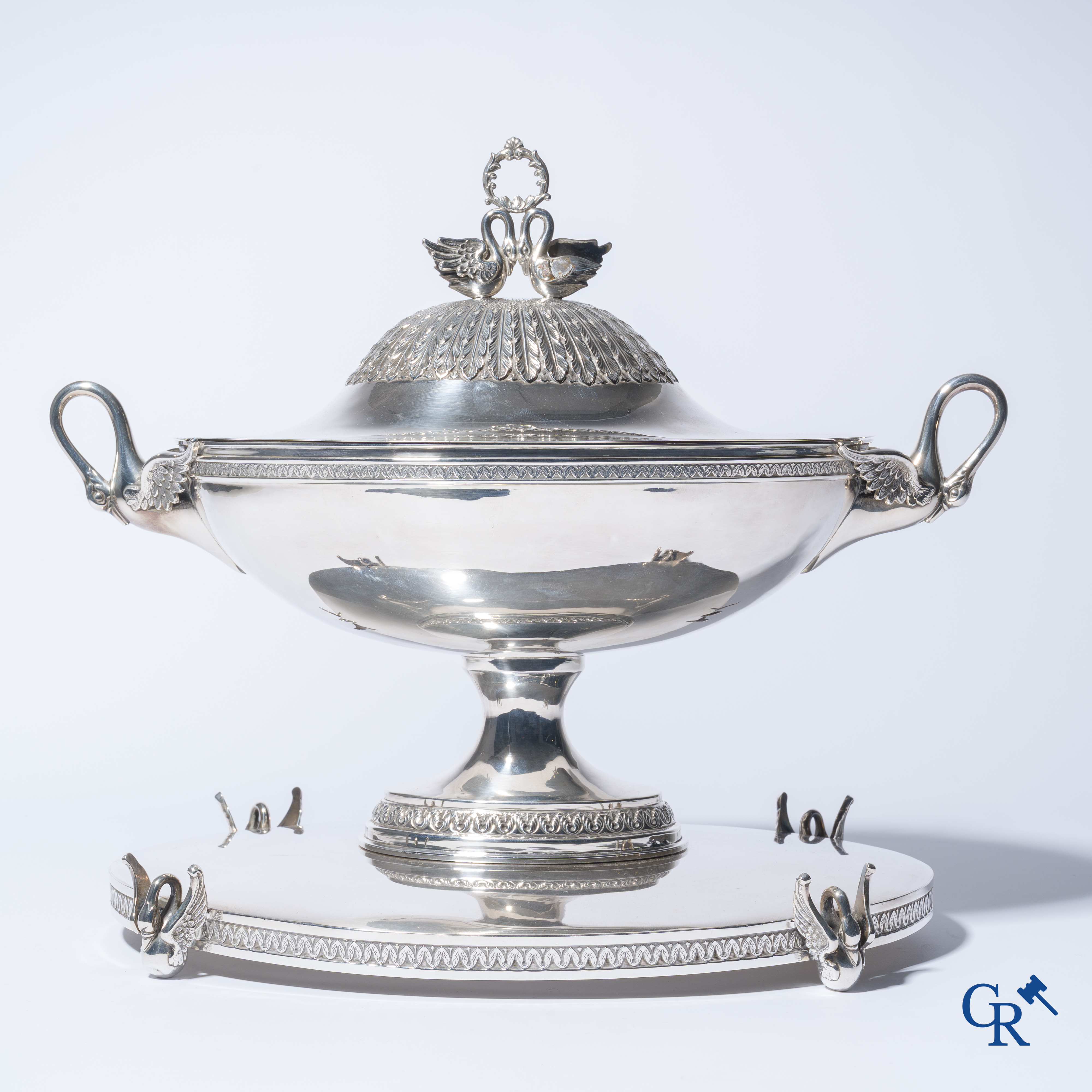 Zilver. Uitzonderlijk tafelmiddenstuk met zwanen in zilver 915°/00. Empire stijl.