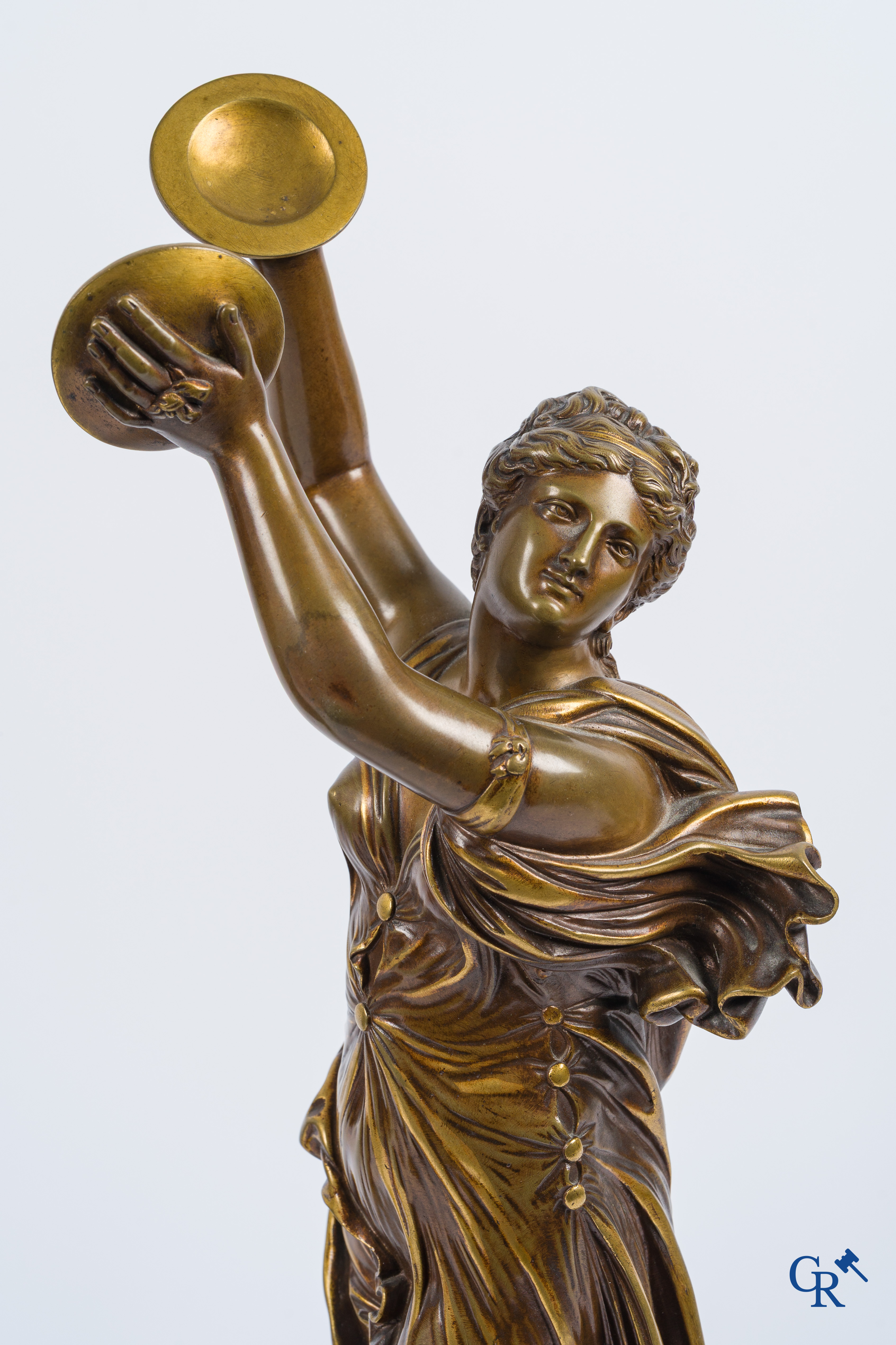 Jean-Baptiste Clésinger & Maison Marnyhac à Paris. Een paar bronzen beelden met bruine en vergulde patina. 19e eeuw.