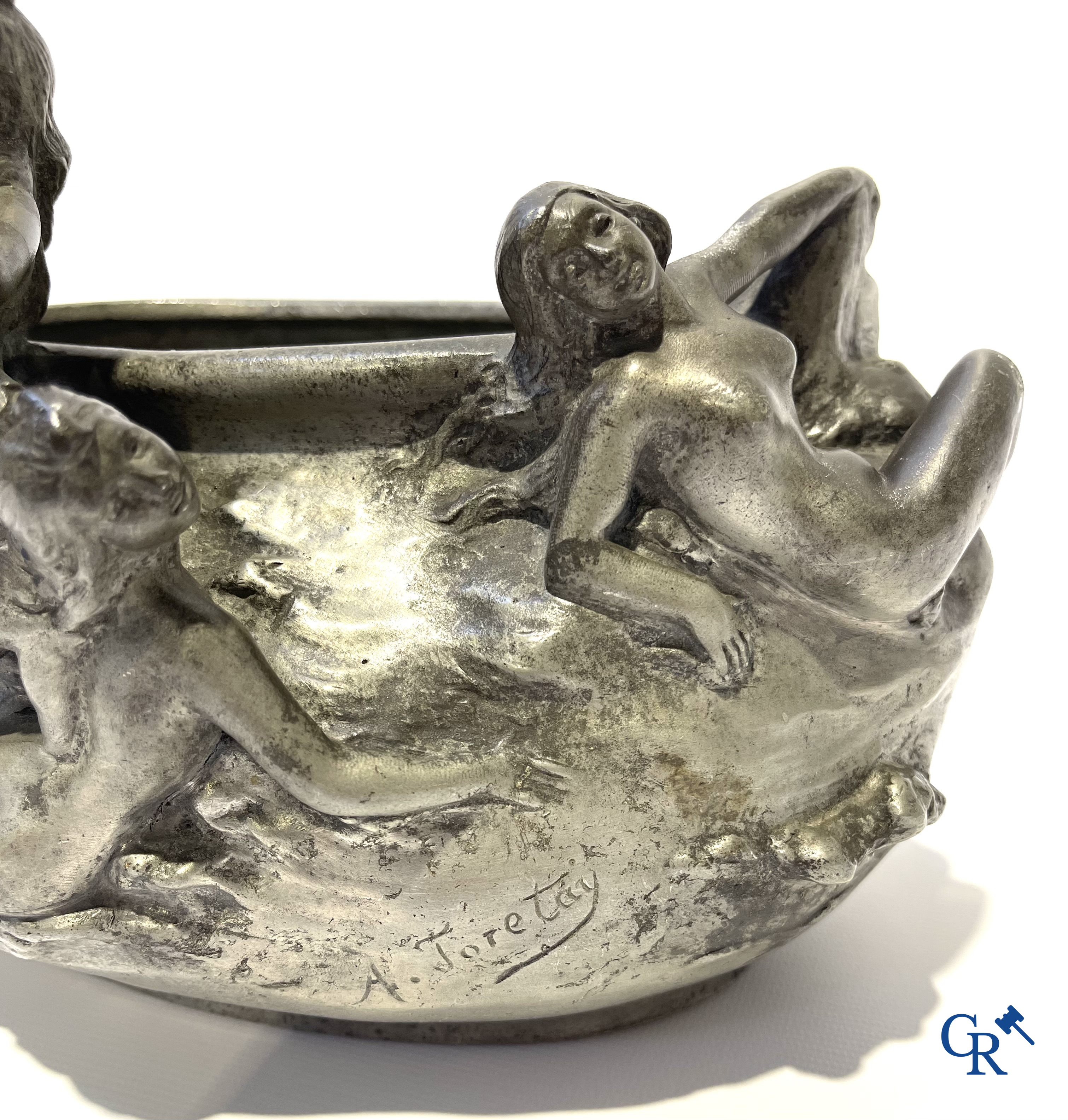 Een mooi lot brocante waaronder een Japans Kutani-porselein servies, een vaas in Val Saint Lambert en een jardinière.