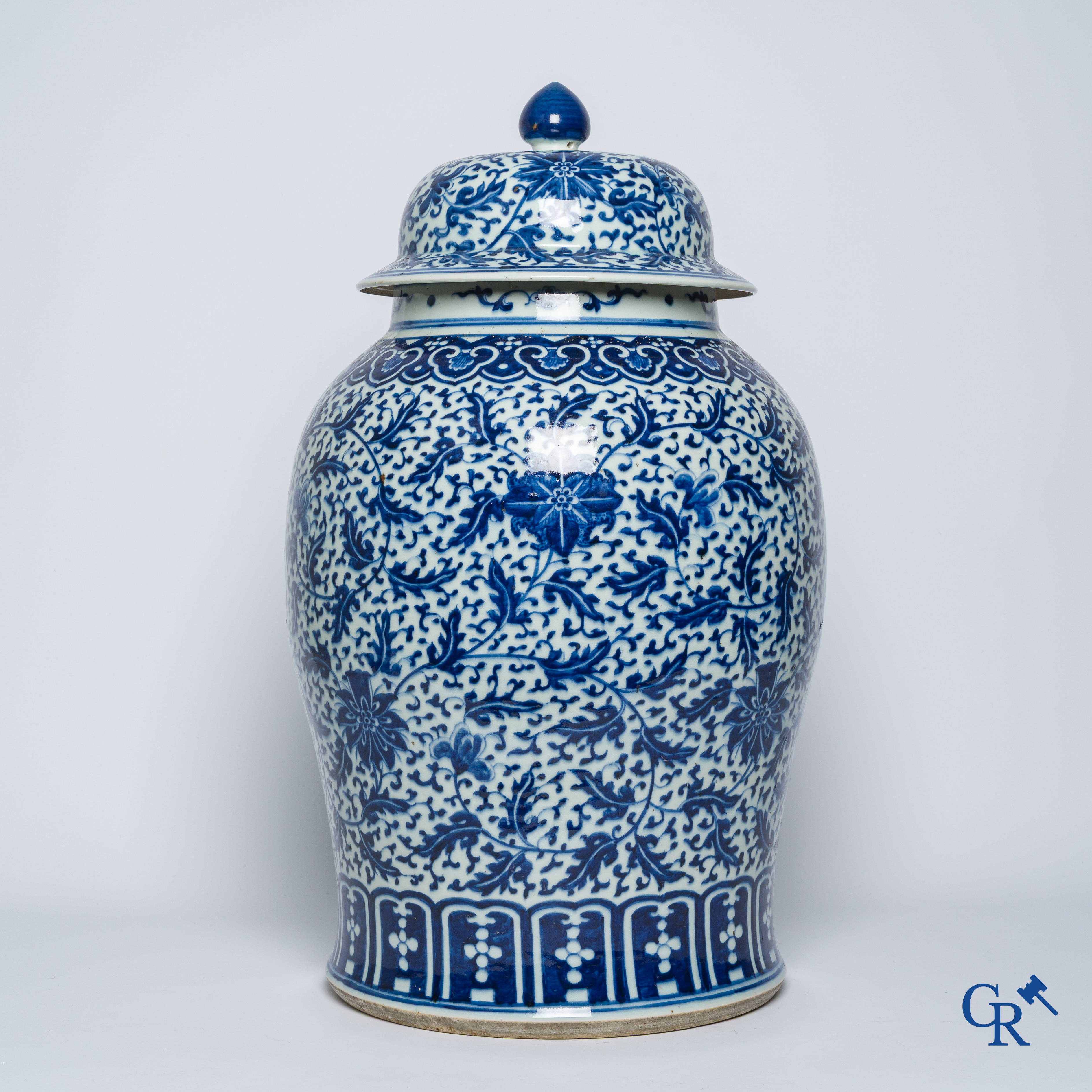 Asian Art. Chinese porcelain. A massive Chinese blue and white baluster vase and lid with lotus roll decor. 19th century.