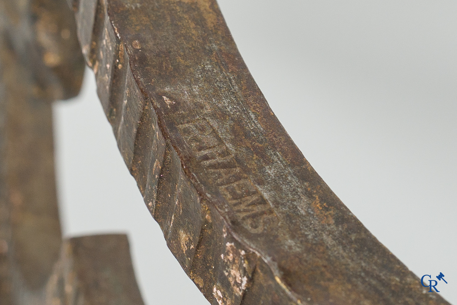 Art Deco. Muurconsole in bewerkt smeedijzer en marmer. Gesigneerd R. Haems. Circa 1930.