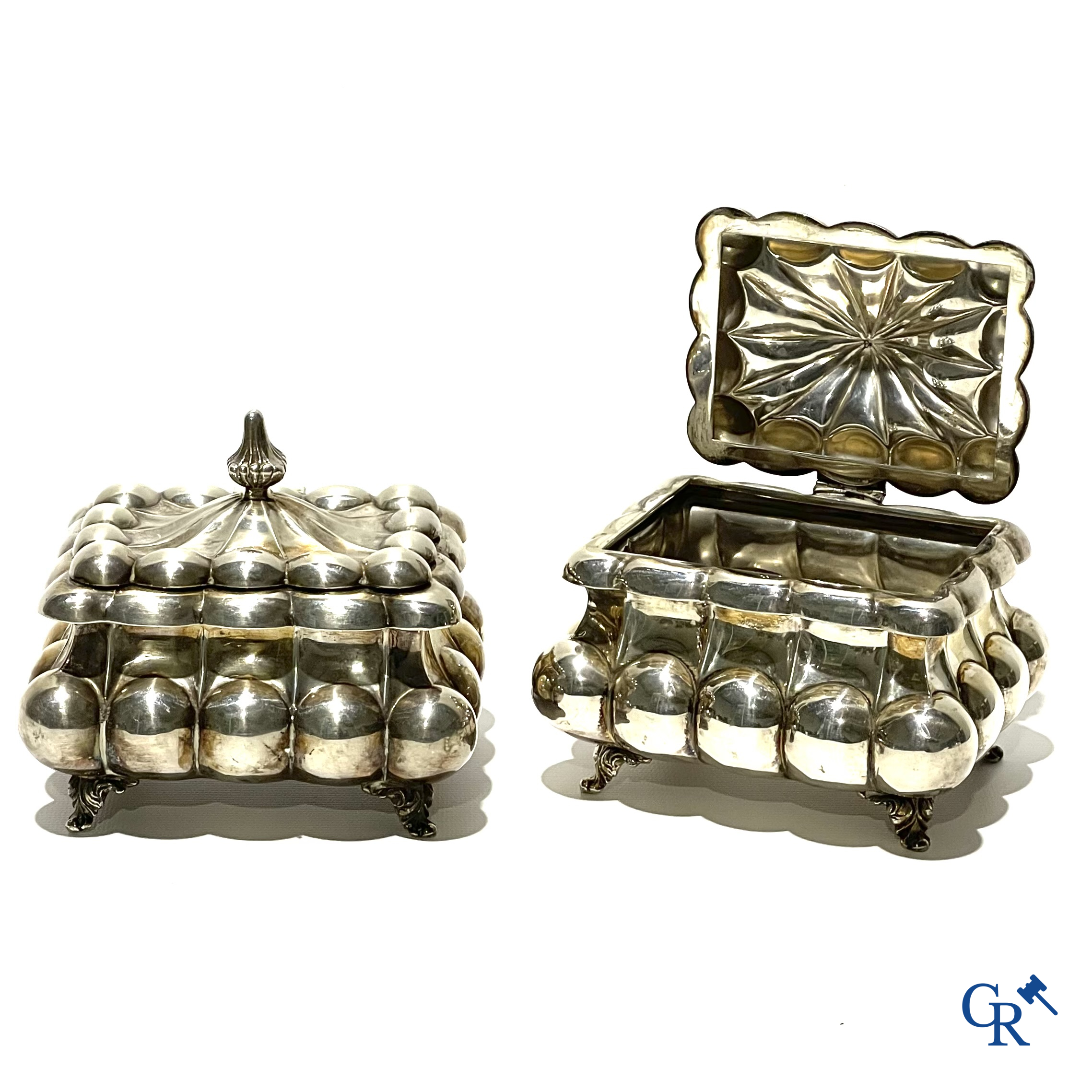 Zilver. Een paar rechthoekige zilveren dekseldozen met bolvormige lobben. 835°/00. 20ste eeuw.