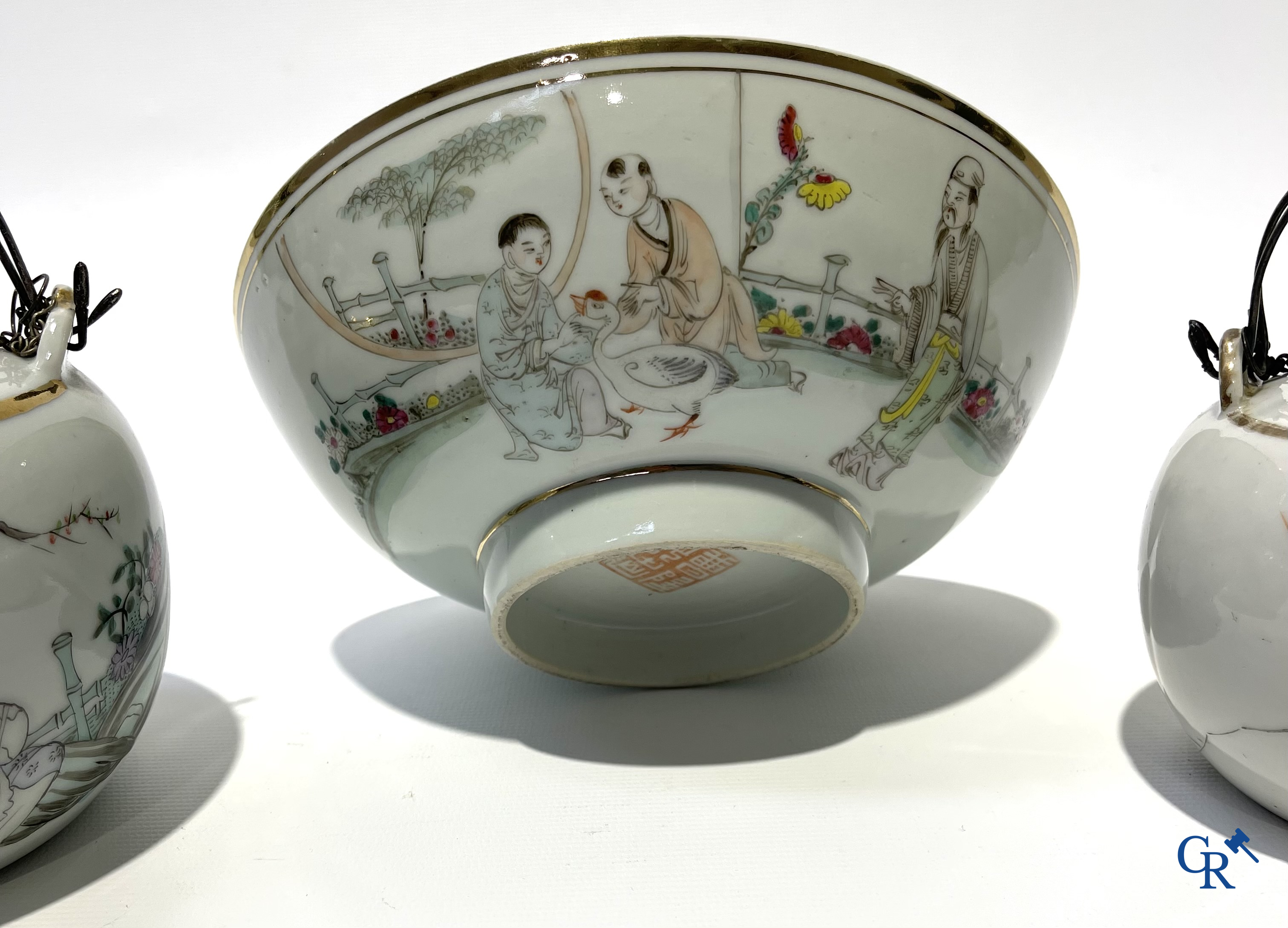 Aziatica. Chinees porselein. Een kavel van 2 Chinese theepotten en een Chinese kom.