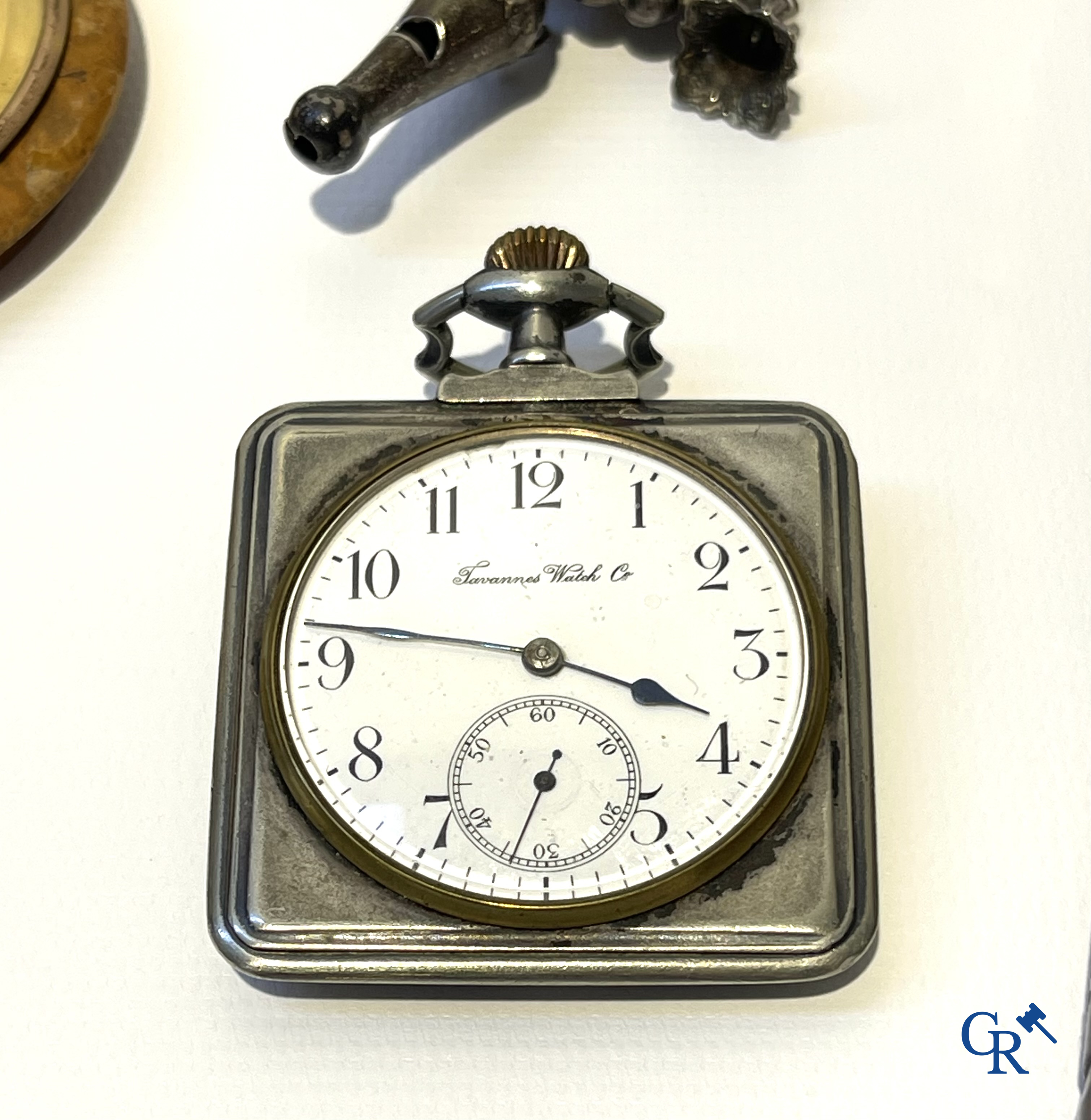 Lot met vitrineobjecten, juwelen met diamant, uurwerken, zilveren tabaksdozen, micro mozaïek, enz. 18e-19e-20ste eeuw.