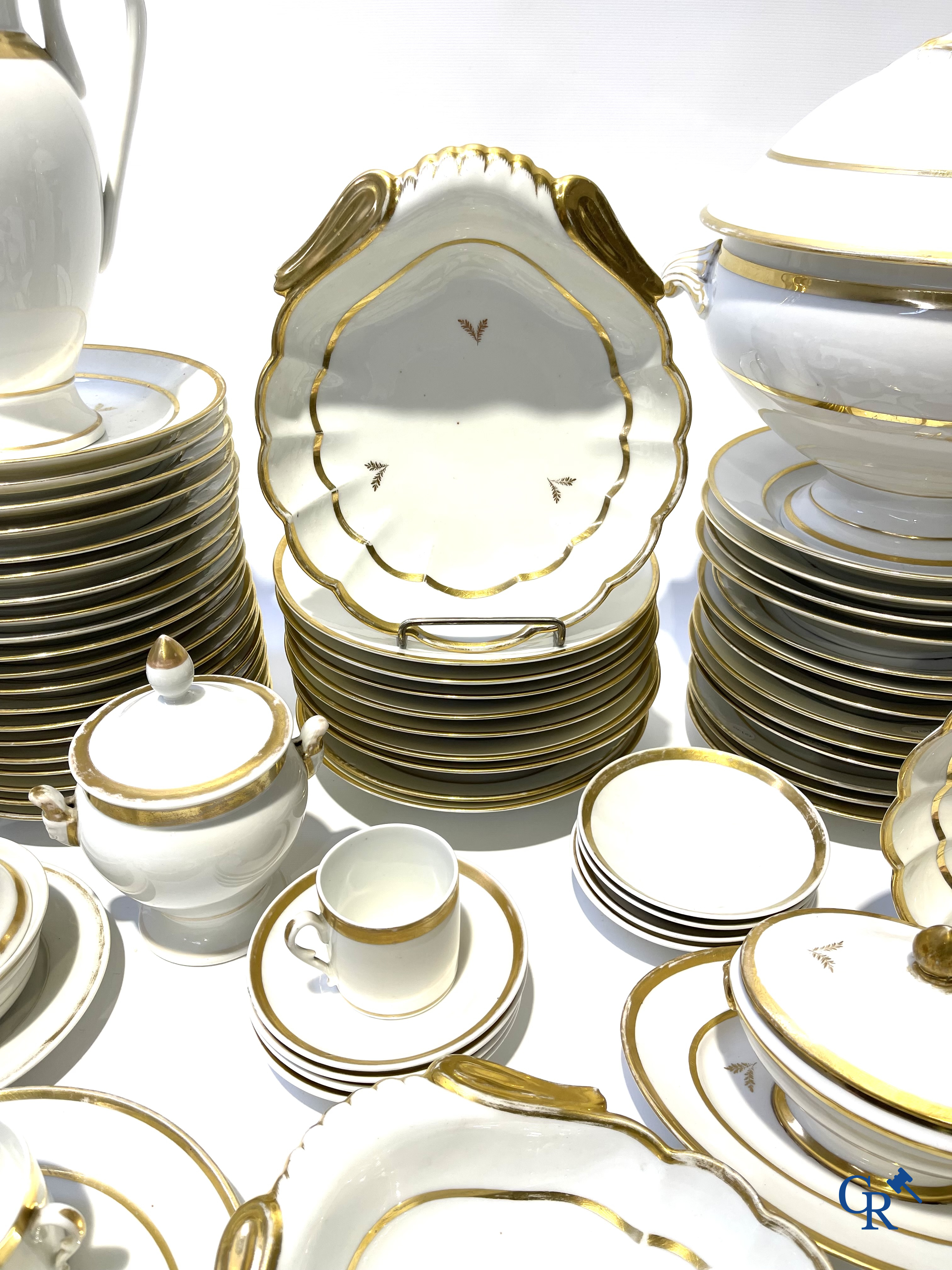 Uitgebreid tafelservies in Brussels porselein. 19de eeuw.