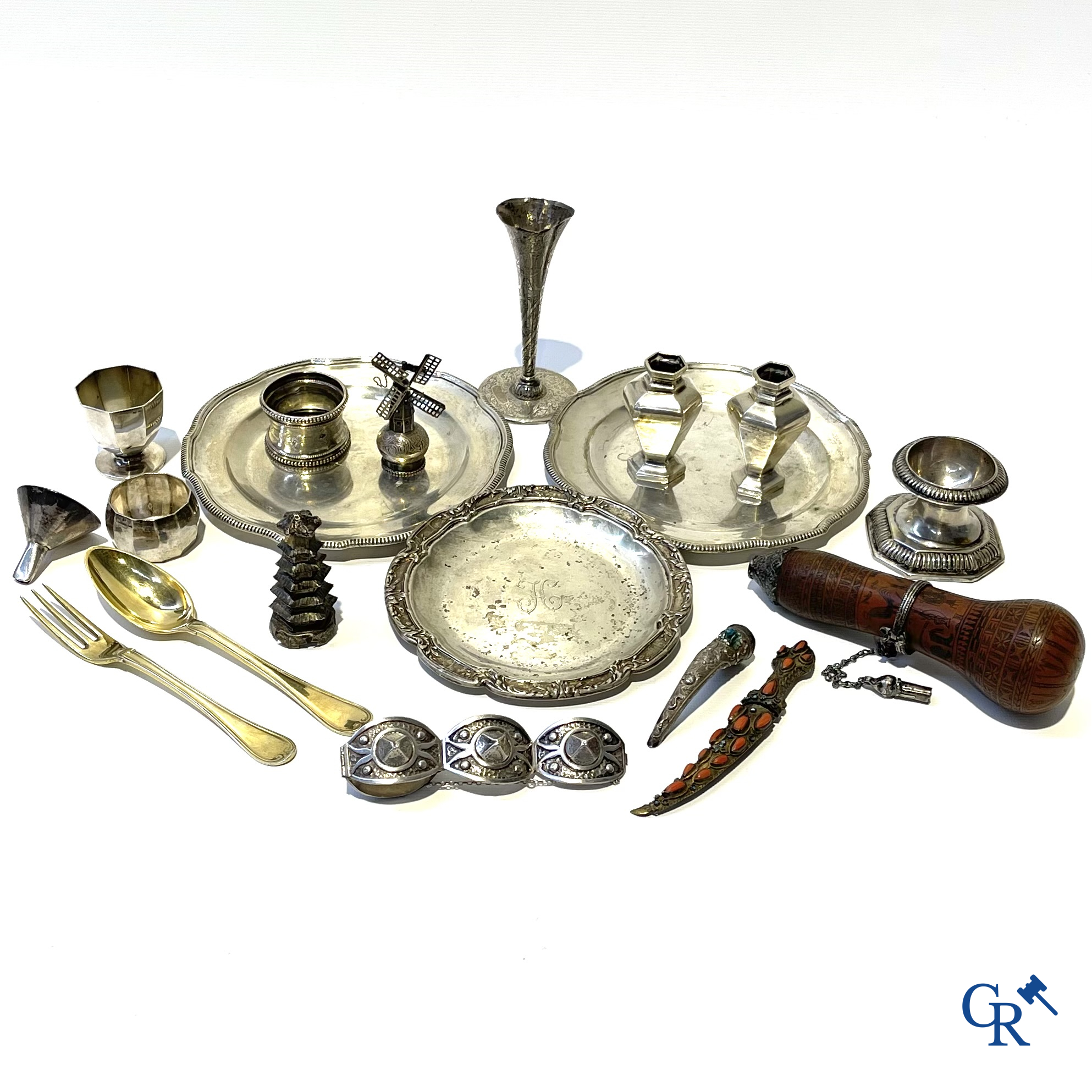 Lot met diverse vitrineobjecten in zilver en andere. Diverse keurmerken waaronder Delheid, Victor Boivin enz. 19e eeuw.