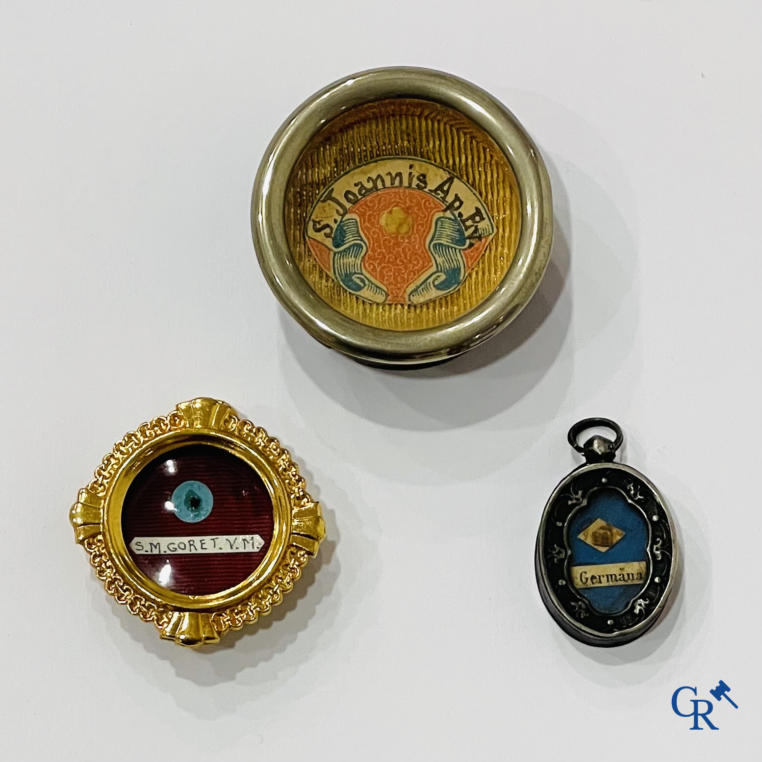 Religieuze objecten. Een kavel van 3 thecas met relikwieën, waaronder een verzegelde theca met relikwie S. Joannis.