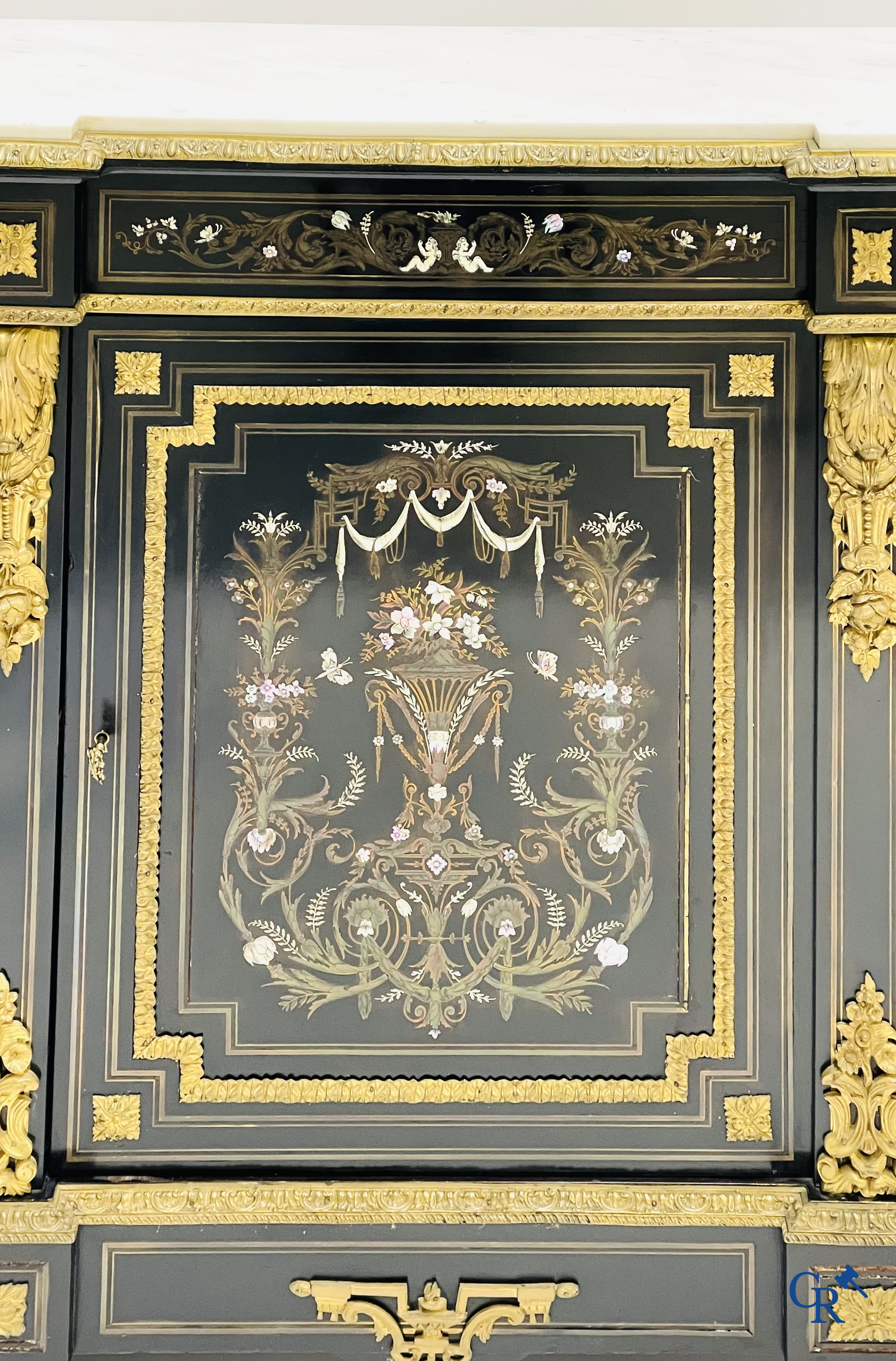 Napoleon III meubel in zwartgelakt hout en bronsbeslag. Marquetterie in de stijl van Boulle en parelmoer inlegwerk.
