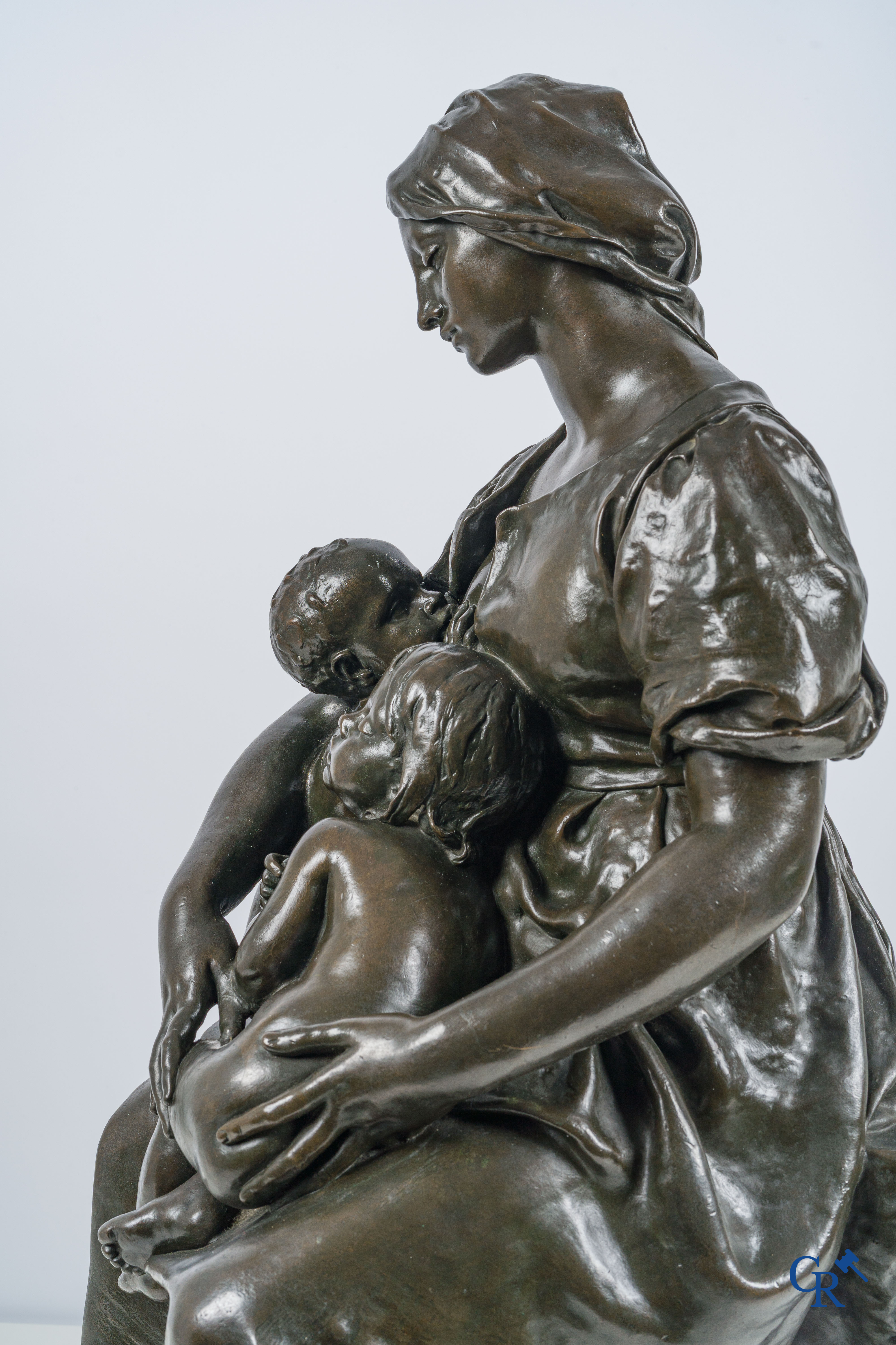Paul Dubois (1829-1905) Maternité. Groot bronzen beeld met bruine patina. Gesigneerd P. Dubois, gieterij F. Barbedienne.
