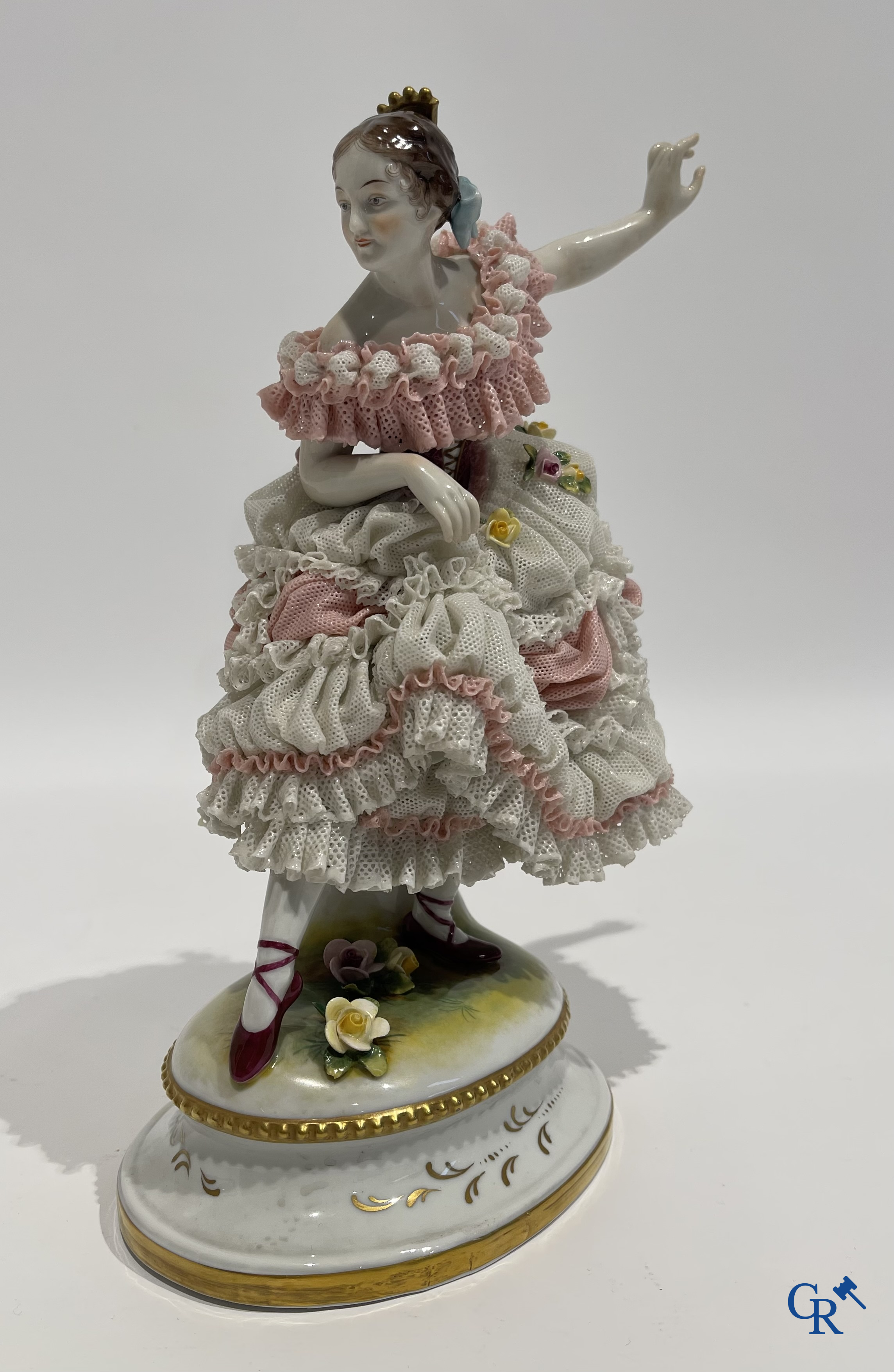 Duits porselein. 3 groepen in lace porcelain. Gemerkt Volkstedt Rudolstadt en Sitzendorf.