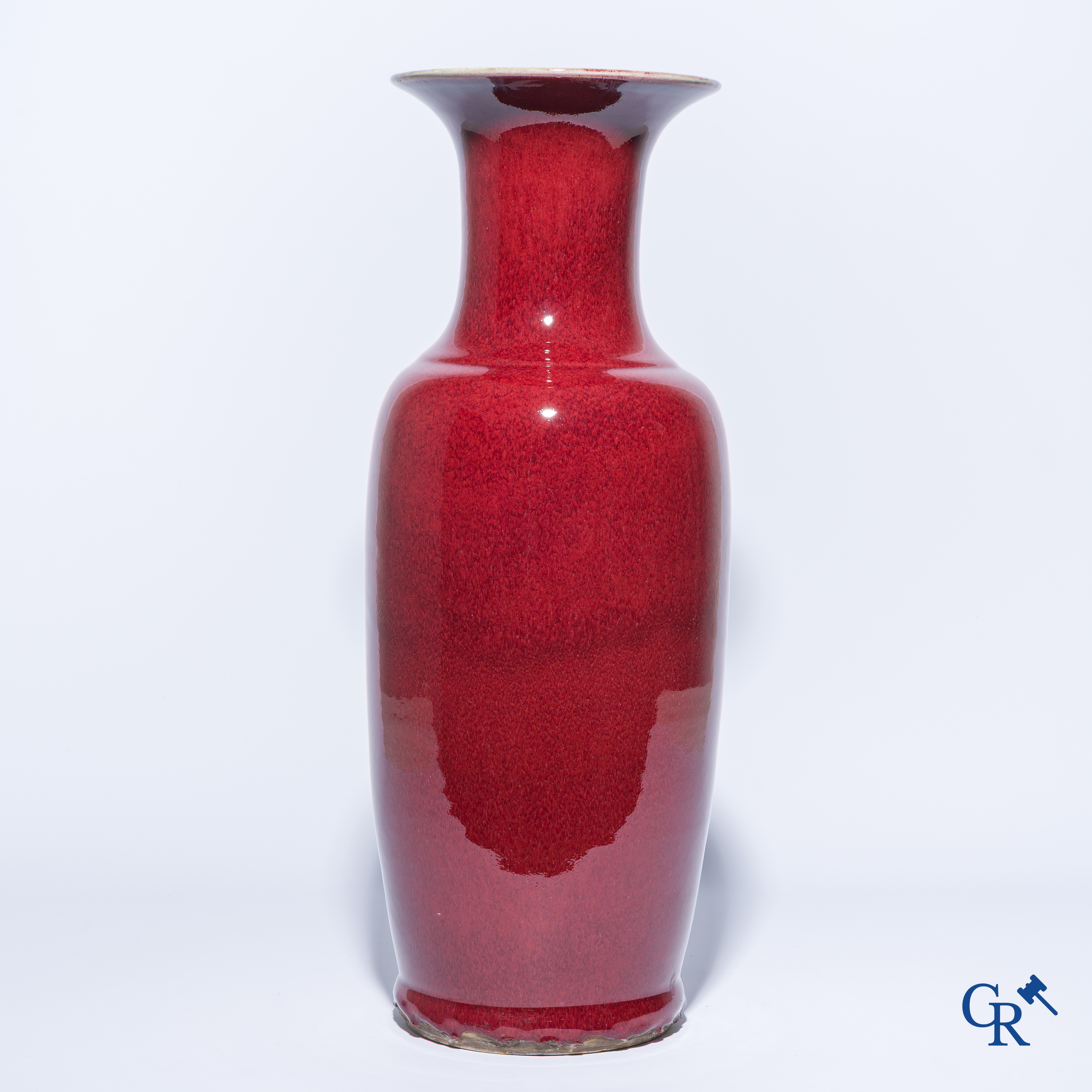 Aziatica. Een grote Chinese Sang de boeuf vaas. 19e eeuw.