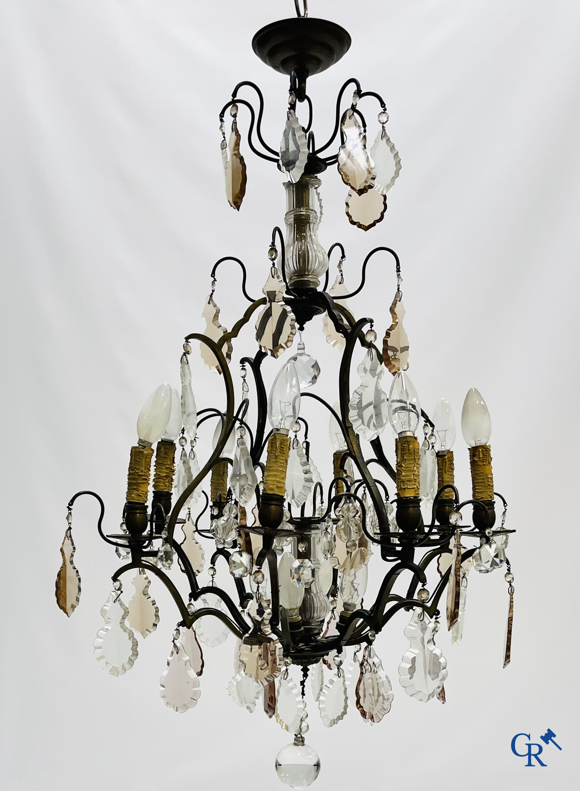 Een kavel van 2 luchters met kristal en een paar bronzen wandlichten.