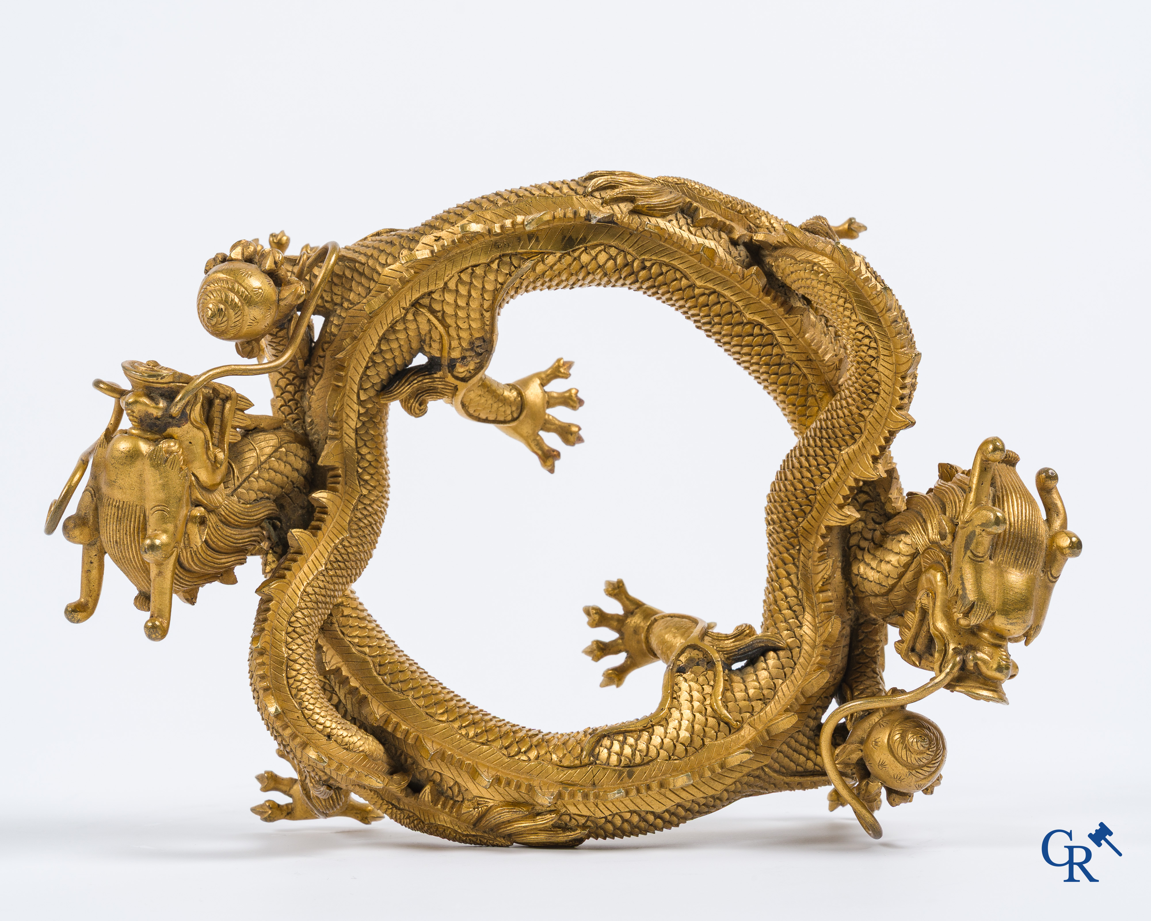 Aziatica. China. Een zeldzame Chinese drakensokkel in verguld brons. Qing Dynastie.