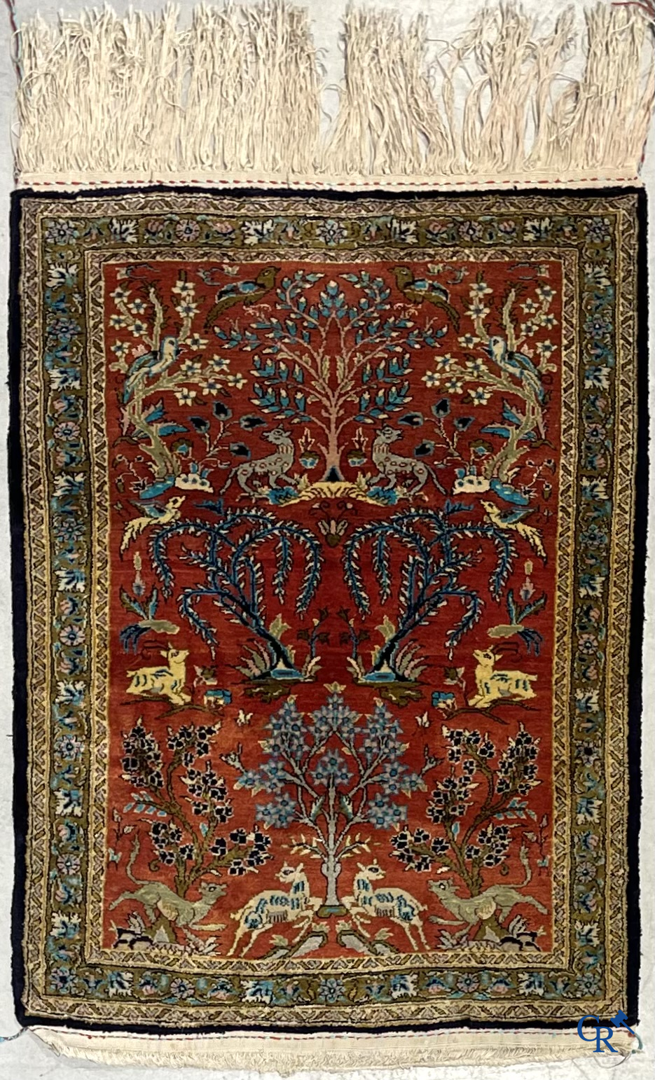 Oosterse tapijten. Een handgeknoopt tapijt met wouddieren. Zijde en wol.