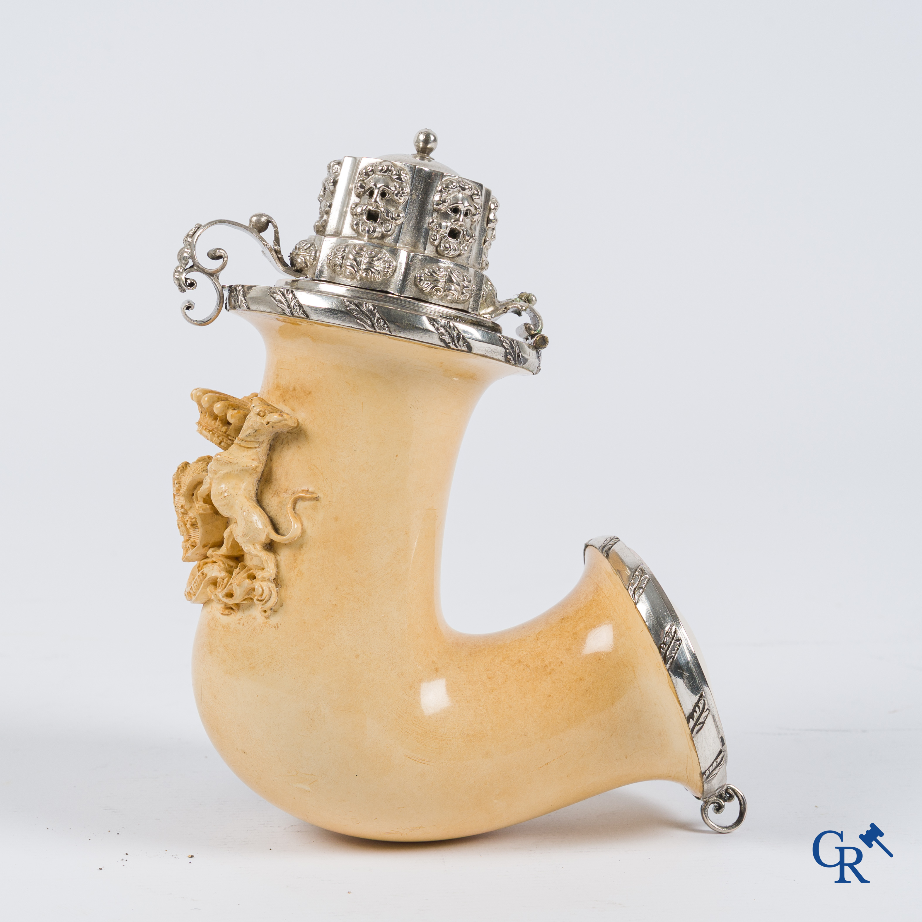 Anton Klitsch te Wenen. Uitzonderlijk grote pijp in meerschuim bewerkt met zilver. Wapenschild met opschrift. 19e.