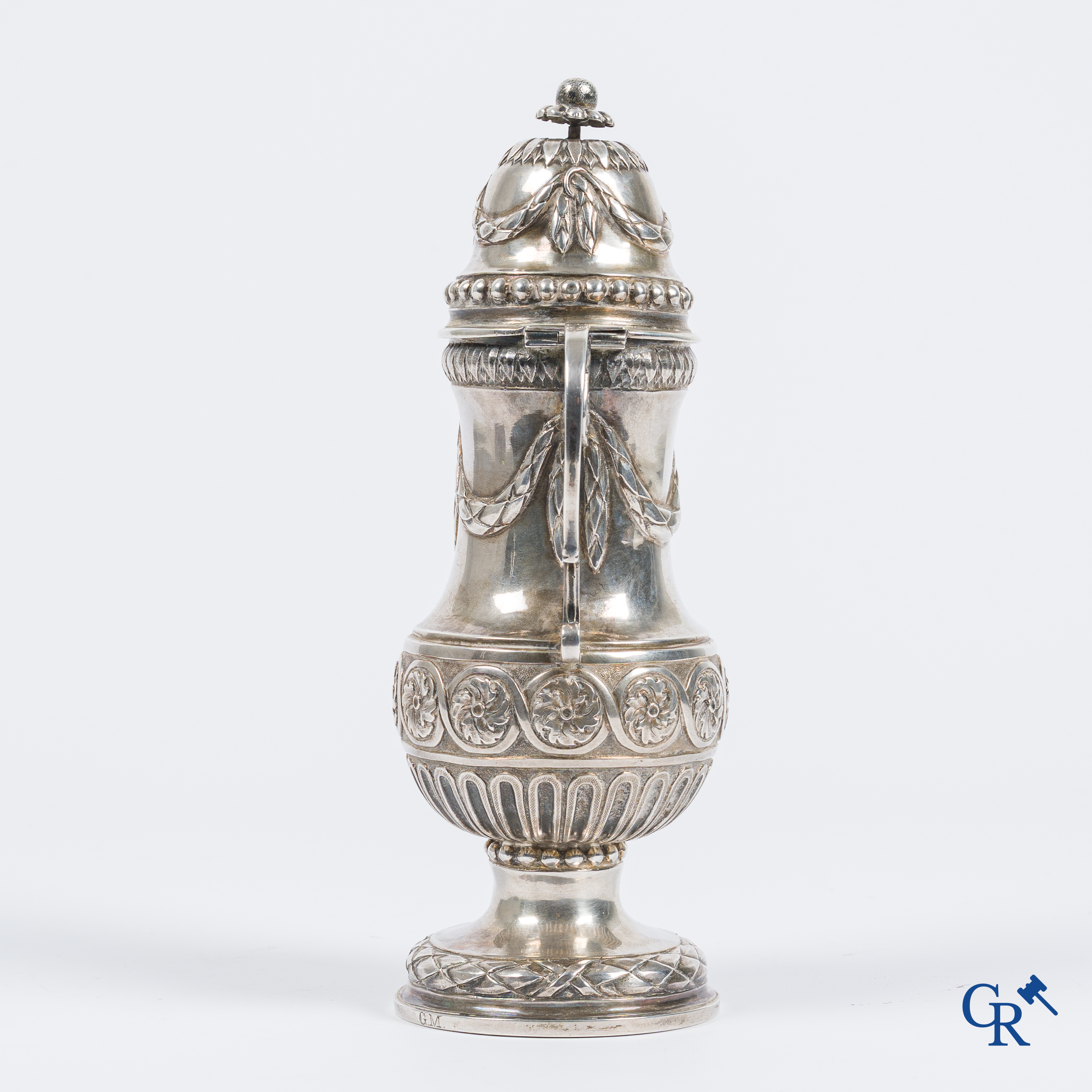 Grote mosterdpot in zilver, initialen G.M. gegraveerd in de voet. Meerdere keurstempels. Eind 18e eeuw.
