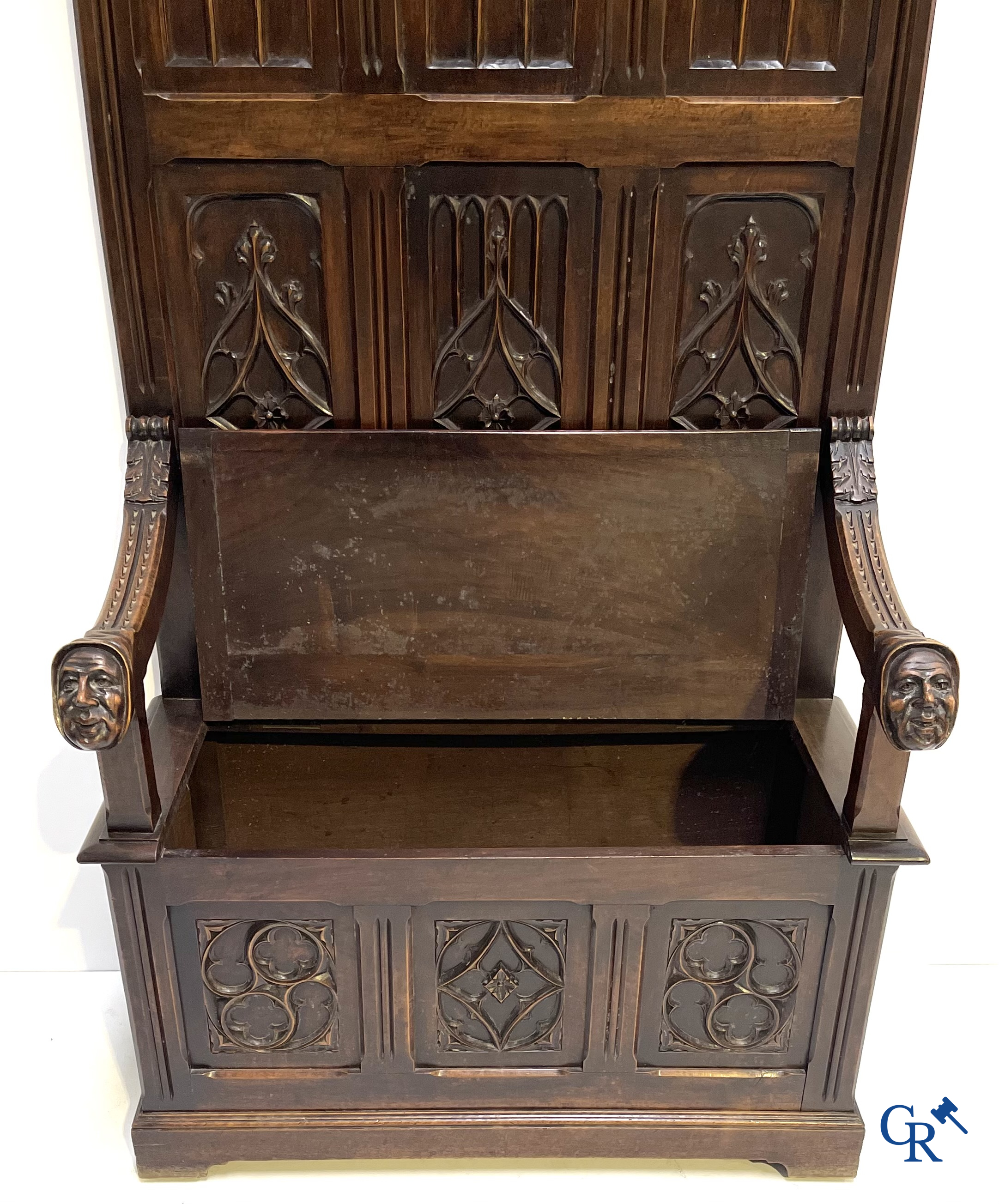 Een neogotische hallbank met koffer in notelaar. Gemerkt "Au Gros Chêne" à Paris.