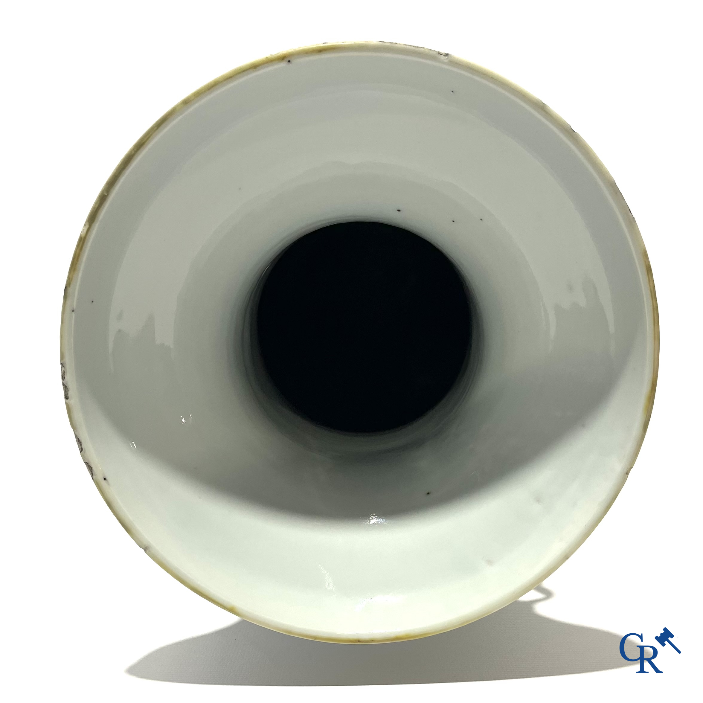 Aziatica. Chinees porselein. Een grote Chinese vaas met honderd antiquiteiten decor. 19de eeuw.