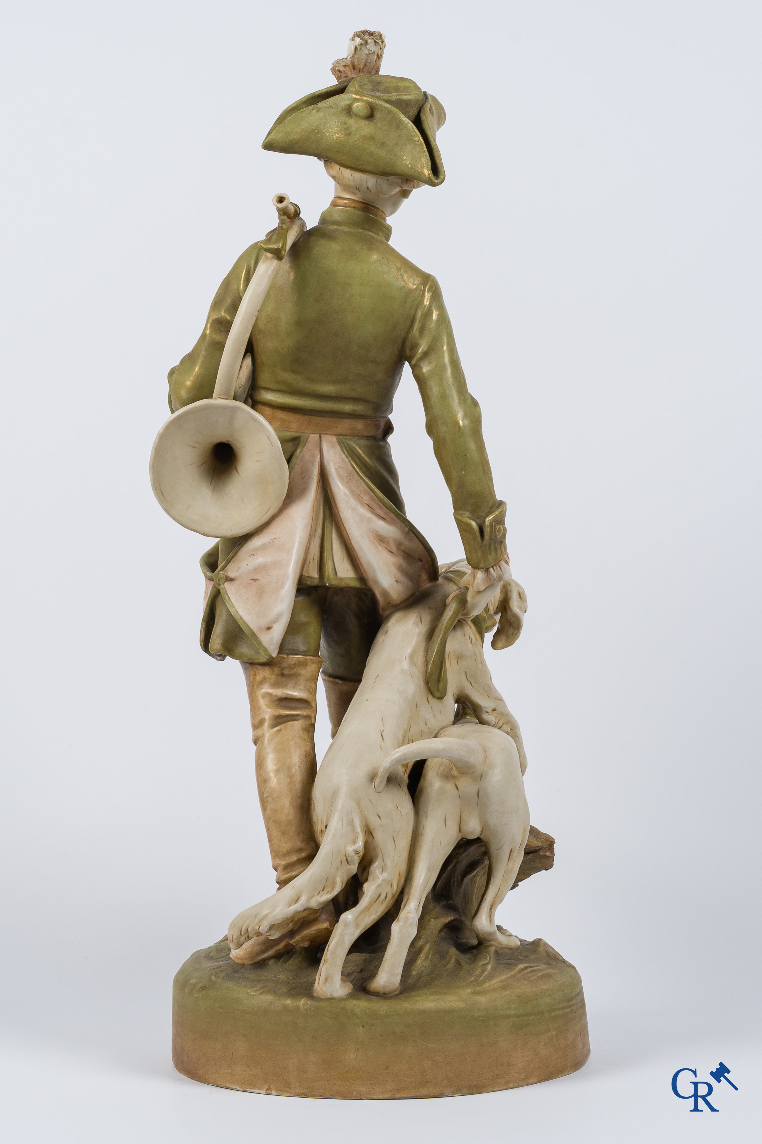 Royal Dux Bohemia. "Piqueur au Relais" Grote polychrome groep naar een model van Hippolyte Moreau en Prosper Lecourtier.