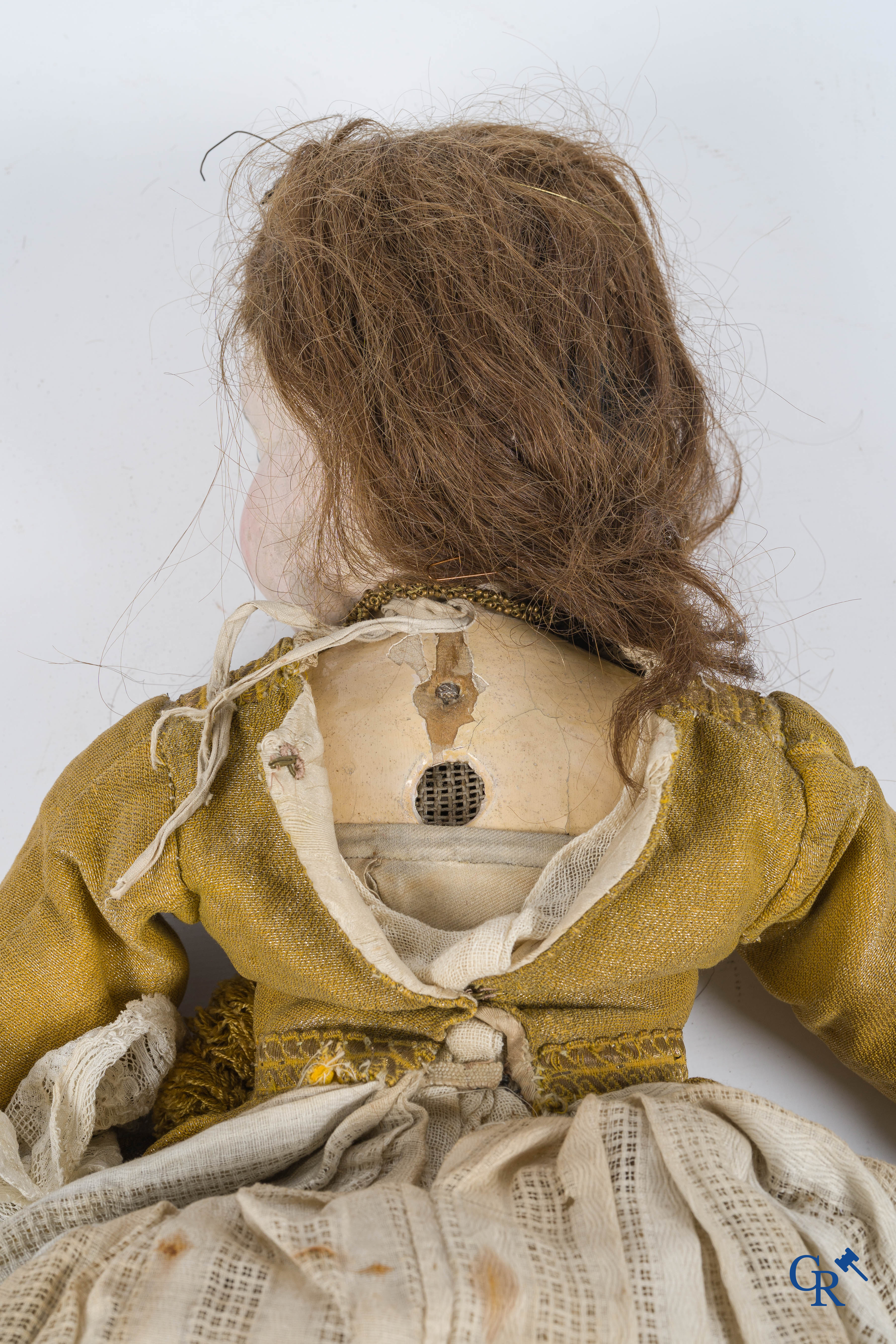 Oud speelgoed. Zeldzame antieke houten pop met glazen ogen. 19e eeuw.