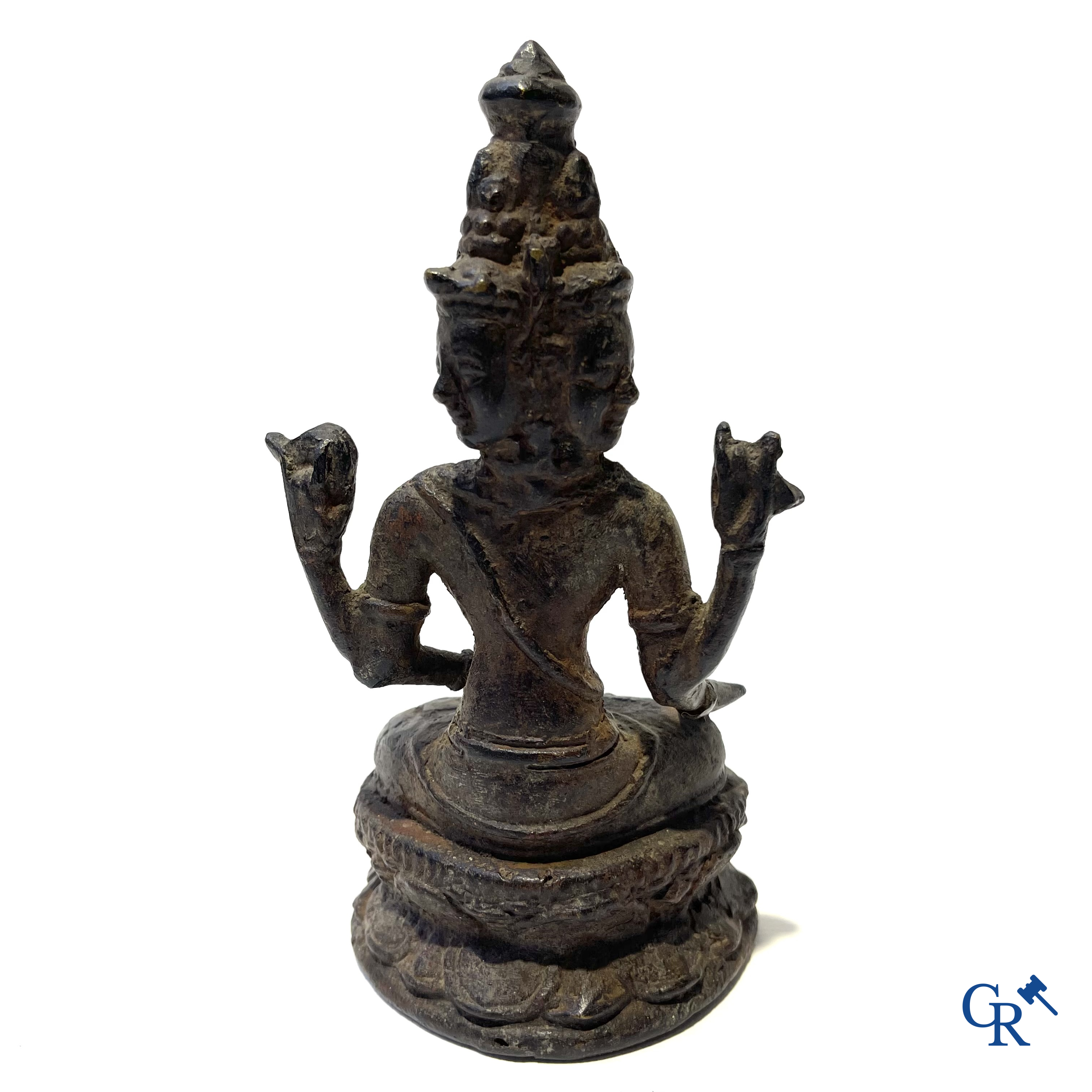 Aziatica. Een zilver, jade en filigraan dekselpot, 2 geëmailleerde filigraan Fo-honden en een bronzen boeddha.