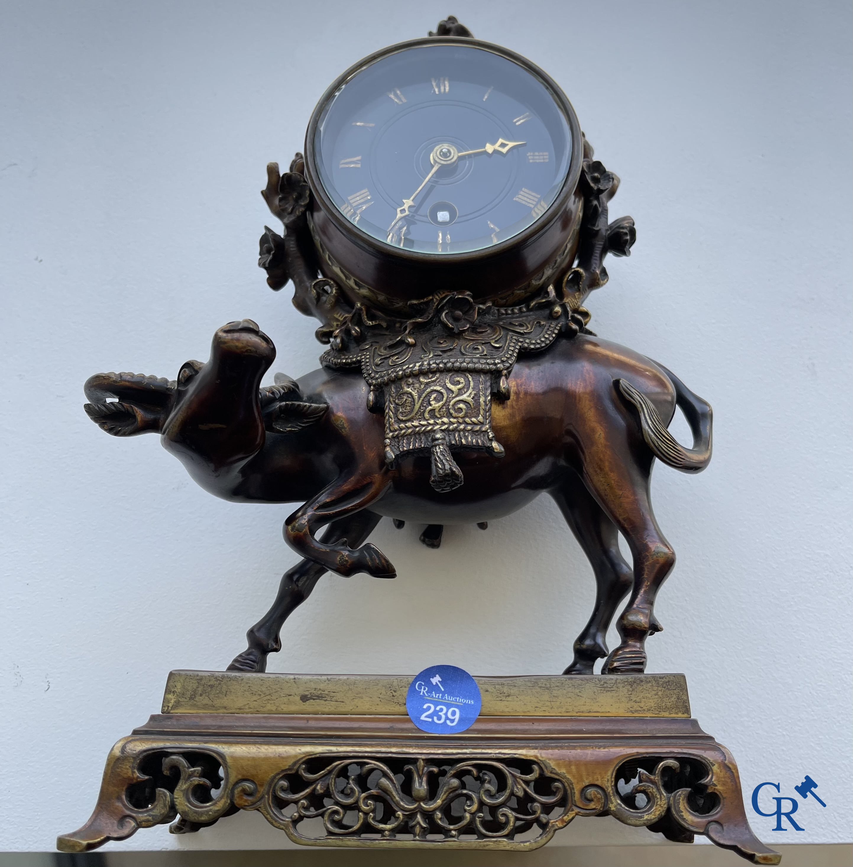 Escalier de Cristal à Paris. Een Franse klok met waterbuffel in Japoniserende stijl. Circa 1880.