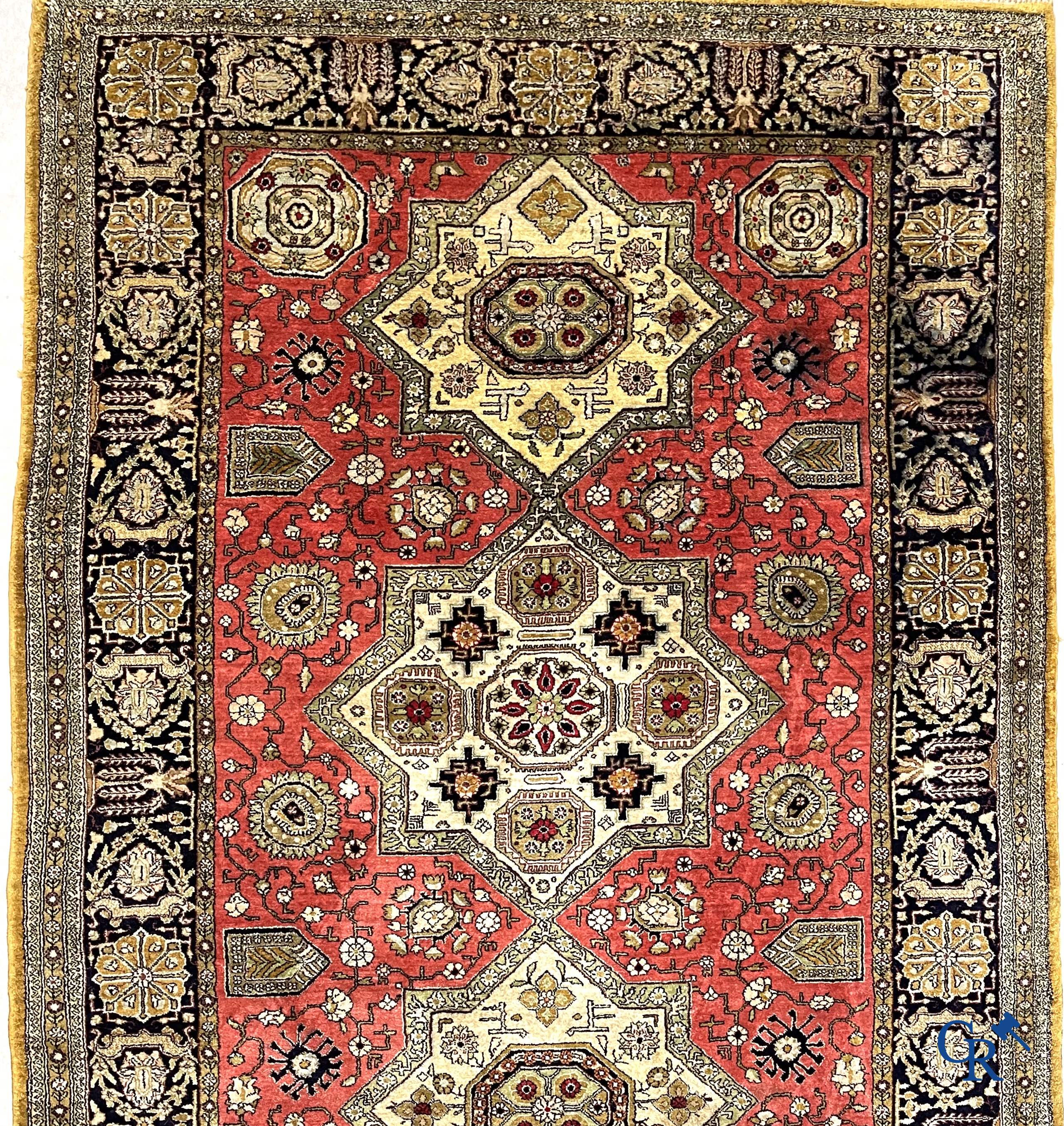 Oosterse tapijten. Handgeknoopt zijden tapijt met geometrisch en floraal decor.