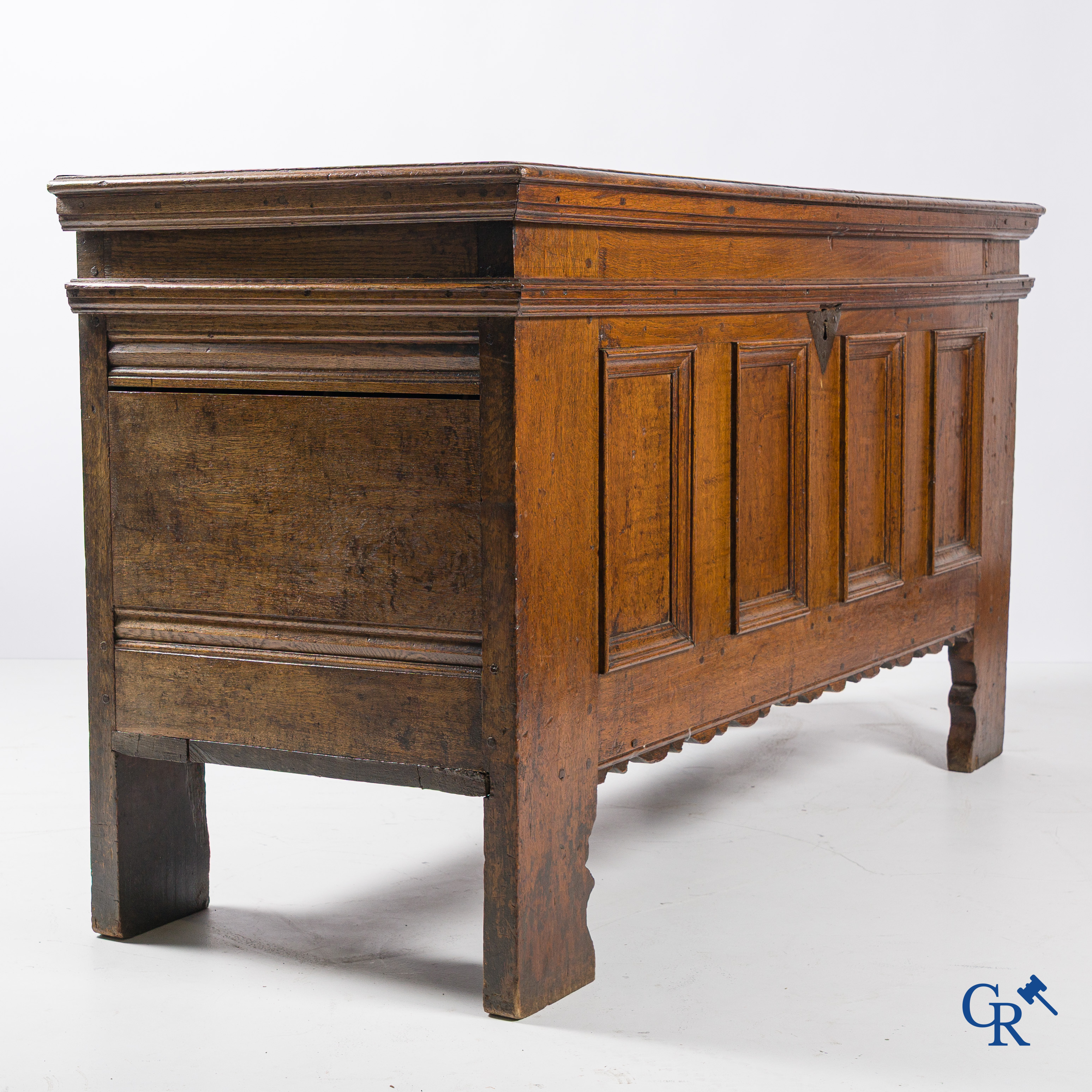 Eikenhouten koffer met origineel smeedijzer slotwerk. Mooie patina. 18e eeuw.