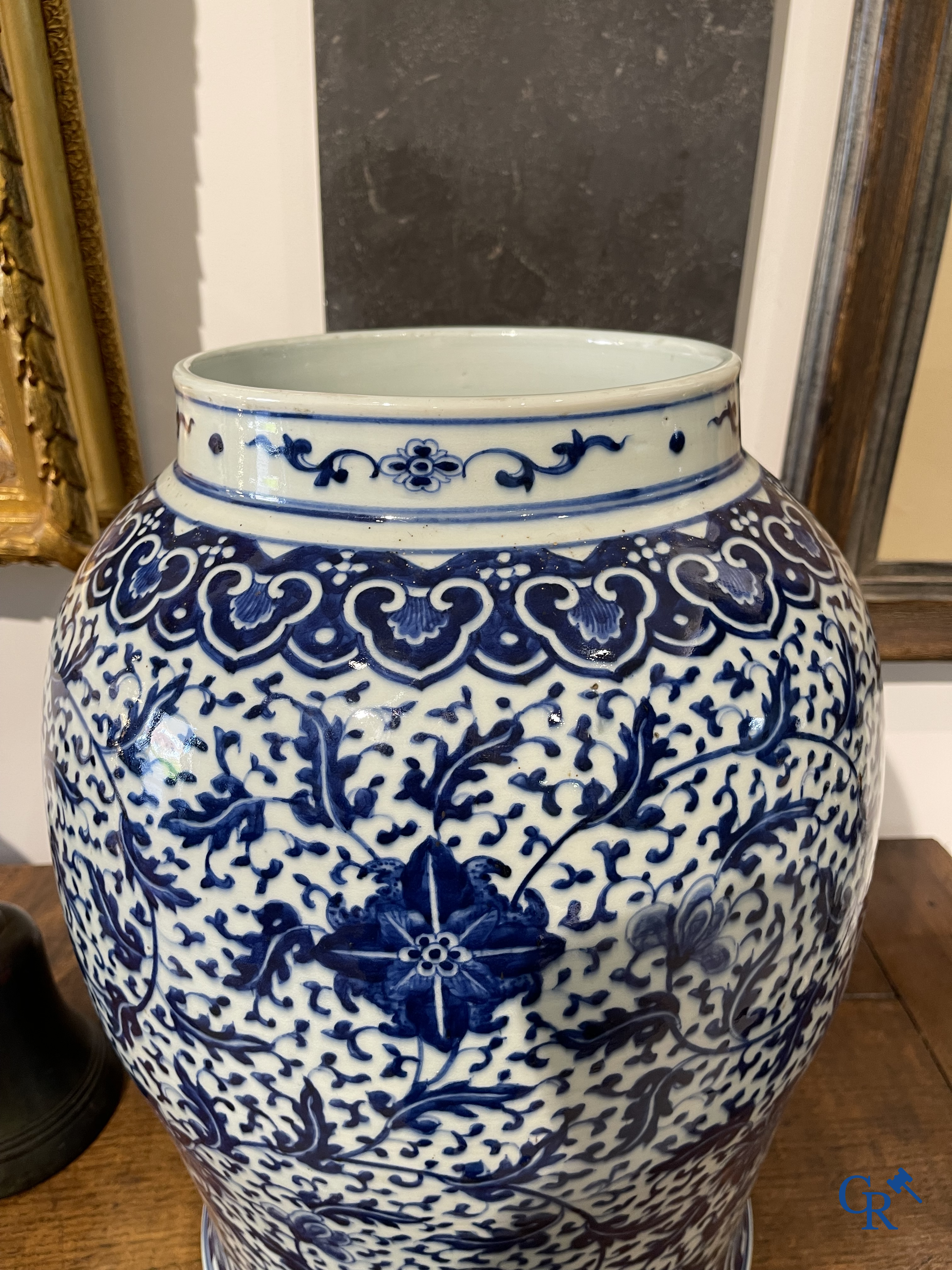 Asian Art. Chinese porcelain. A massive Chinese blue and white baluster vase and lid with lotus roll decor. 19th century.