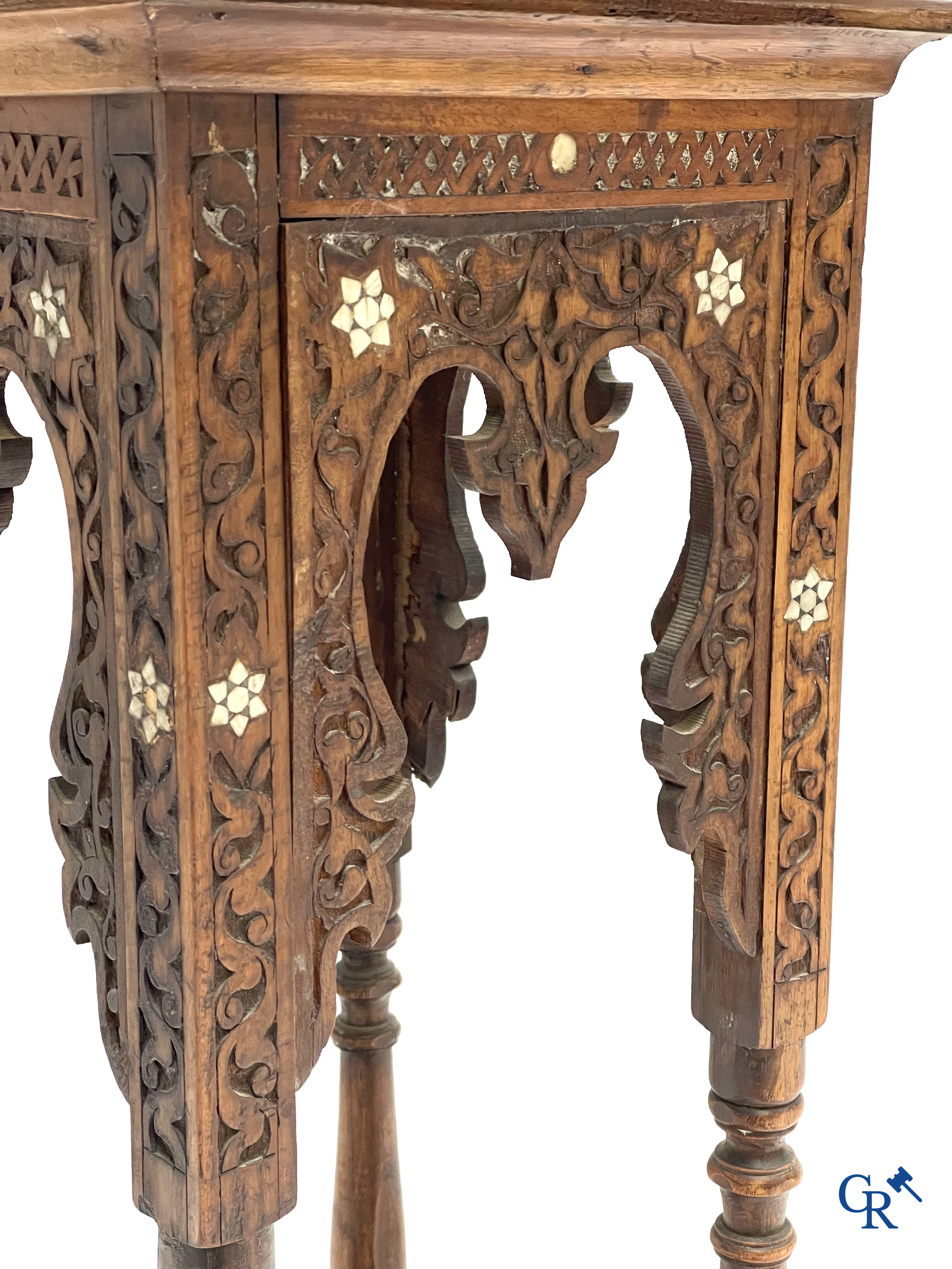 Een hout gesculpteerde sokkel in Oosterse stijl met parelmoer inlegwerk. Circa 1900.