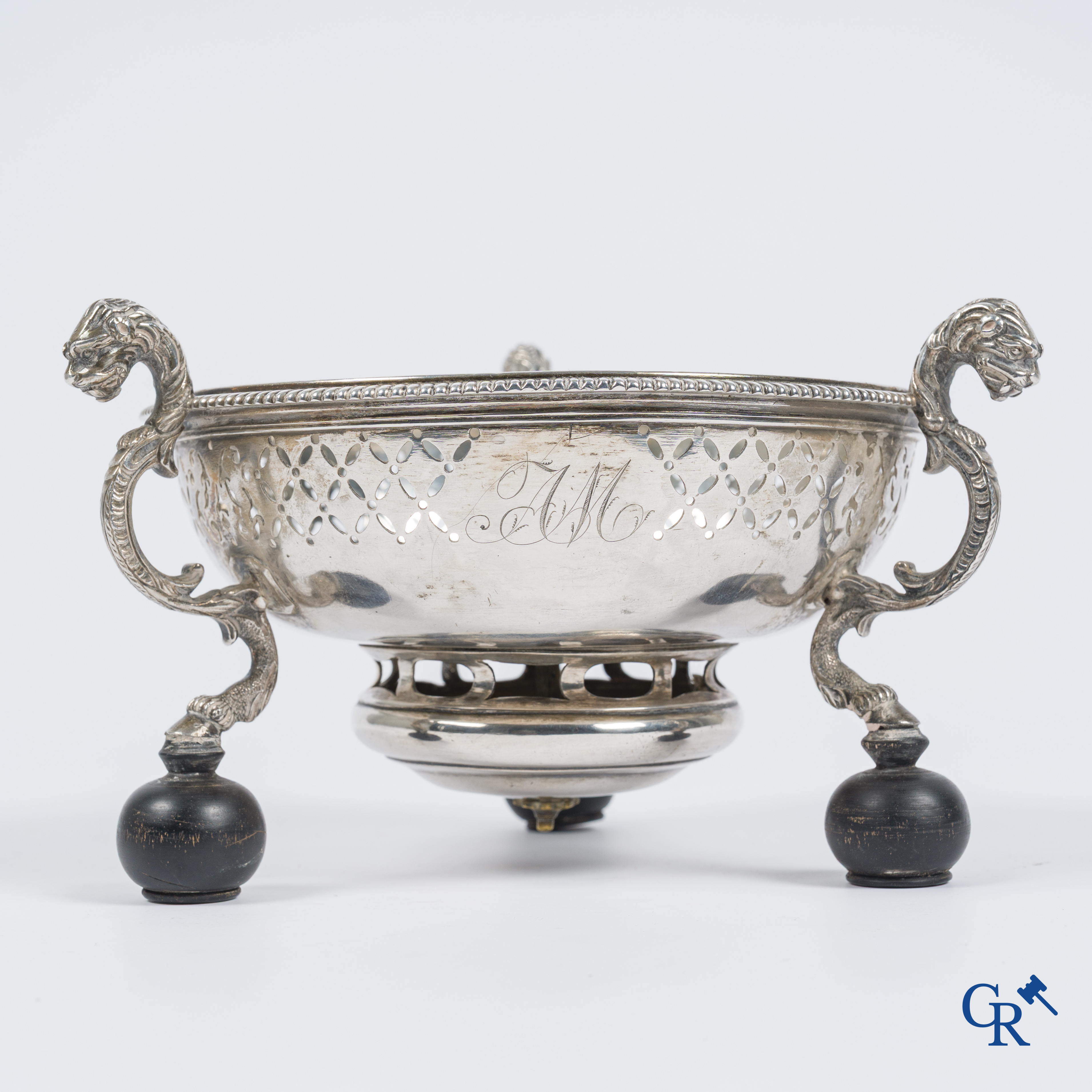 Zilver. Drie-potig tafelfornuis of "Réchaud à braises" Geen keurmerken zichtbaar. Waarschijnlijk Bergen, begin 18e eeuw.