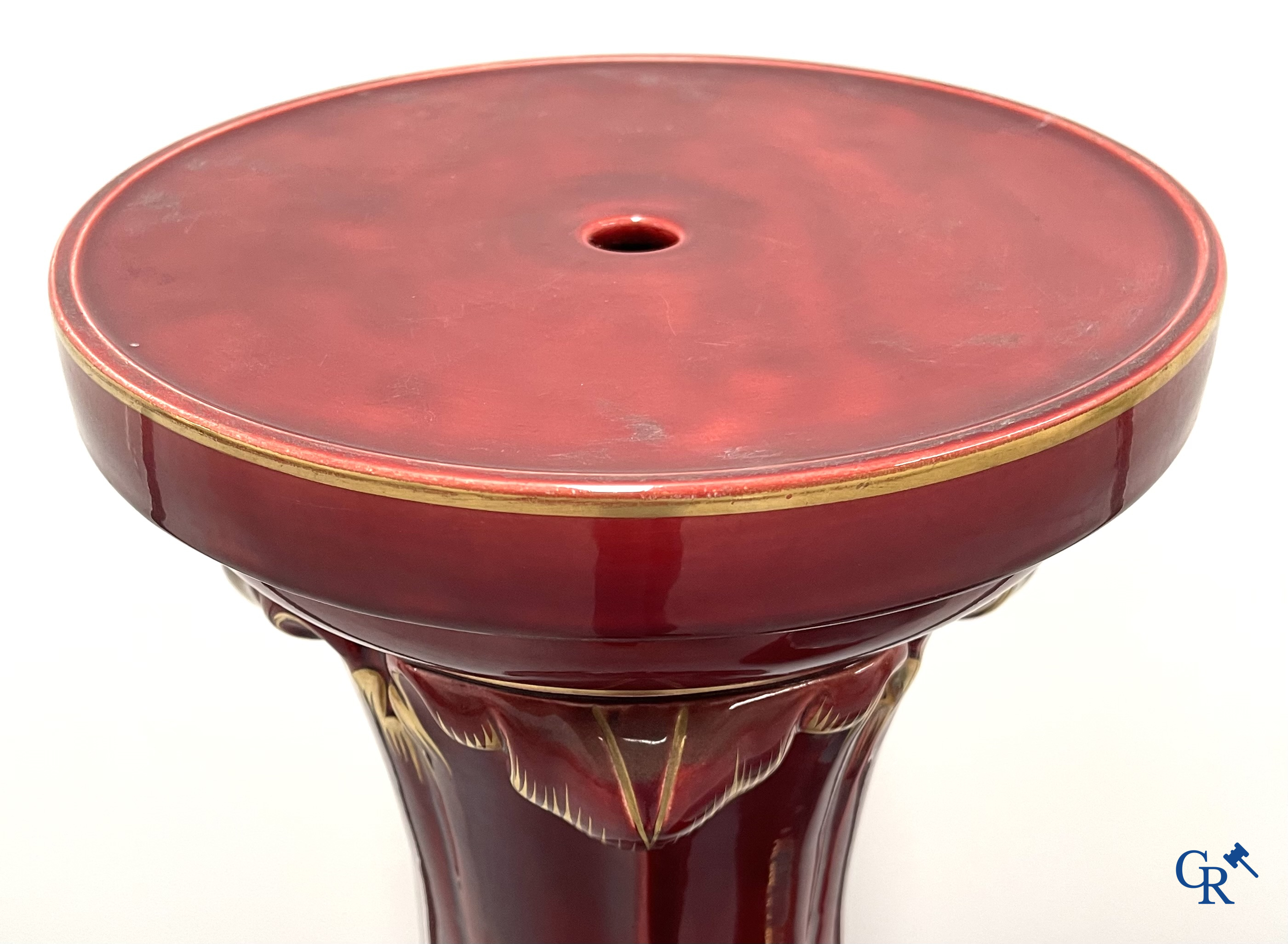 Art Nouveau, Sarreguemines. Een cache pot in geëmailleerde faience of barbotine op bijhorende staander. Circa 1910.