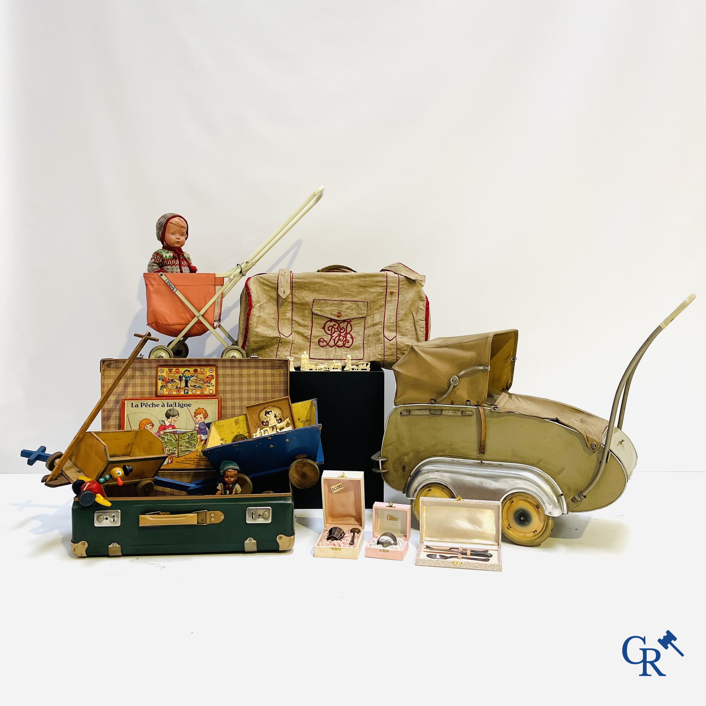 Oud speelgoed. Een kavel met divers oud speelgoed. Torck, schildpad pop, oude koffers en andere. Jaren '40-'50.