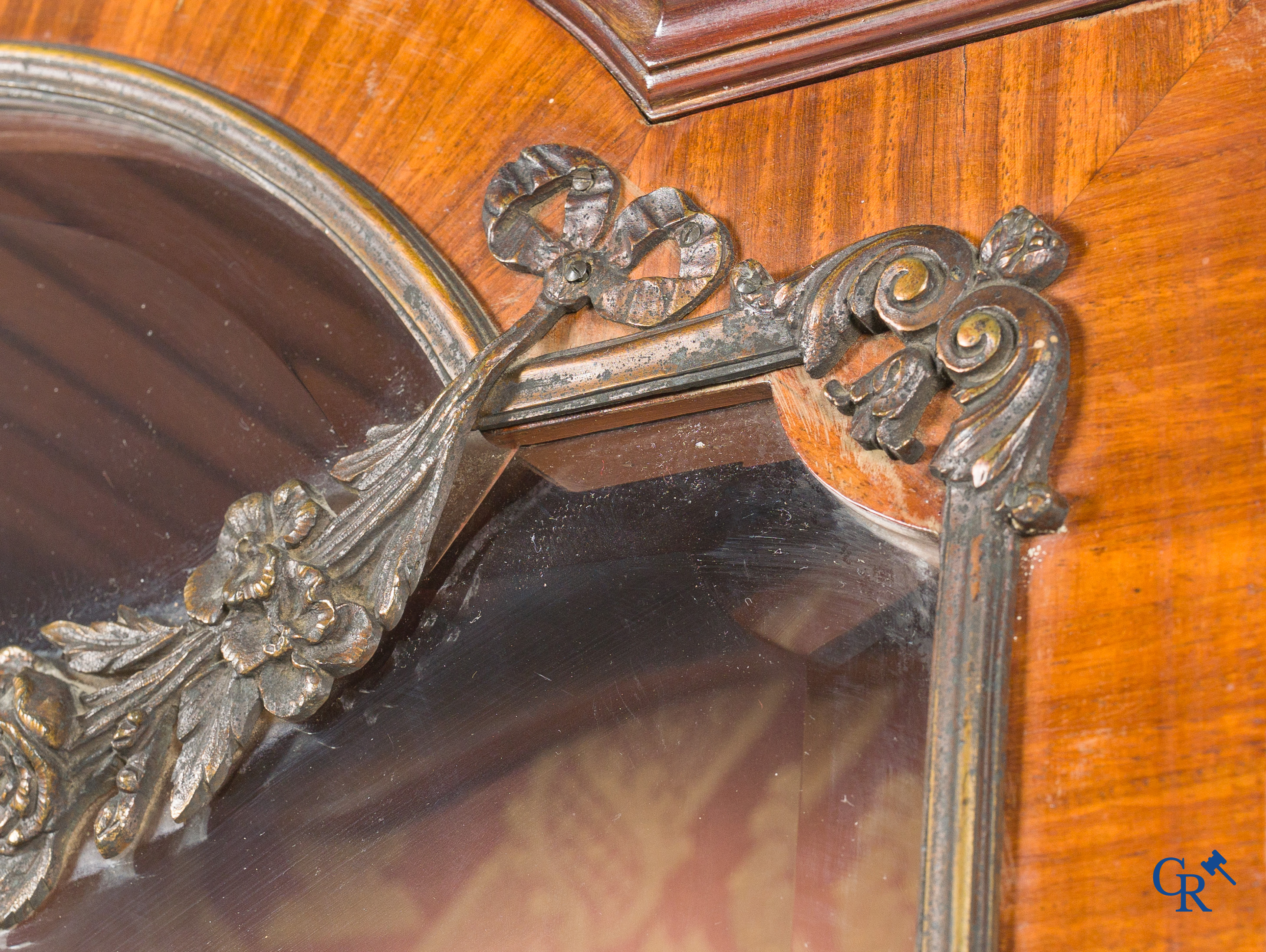 Uitzonderlijke zilver vitrine in mahoniehout fineer en bronsbeslag. Napoleon III stijl. Circa 1900.