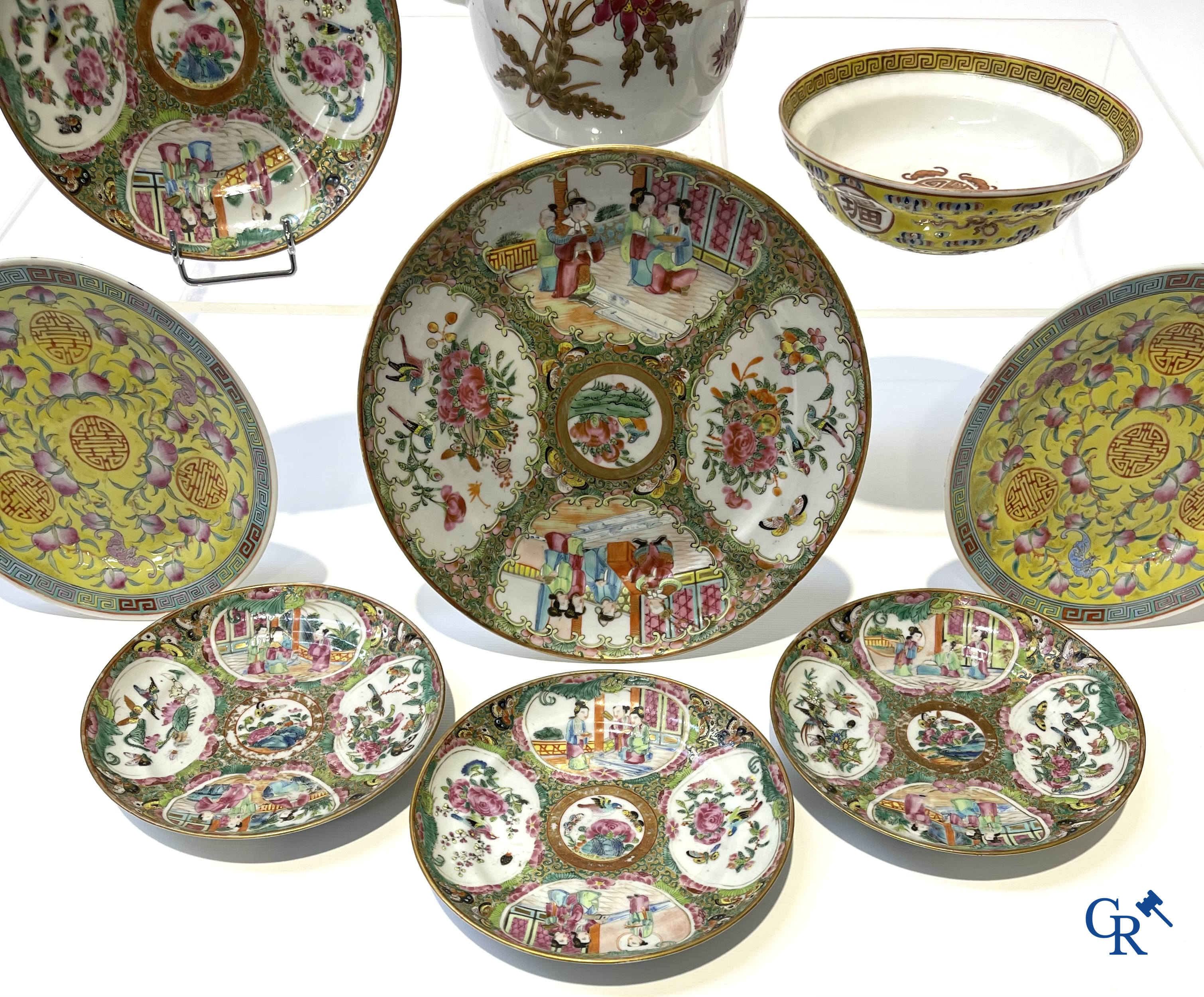 Aziatica. China. Een kavel met Canton porselein, een theepot en famille rose porselein met gele ondergrond.