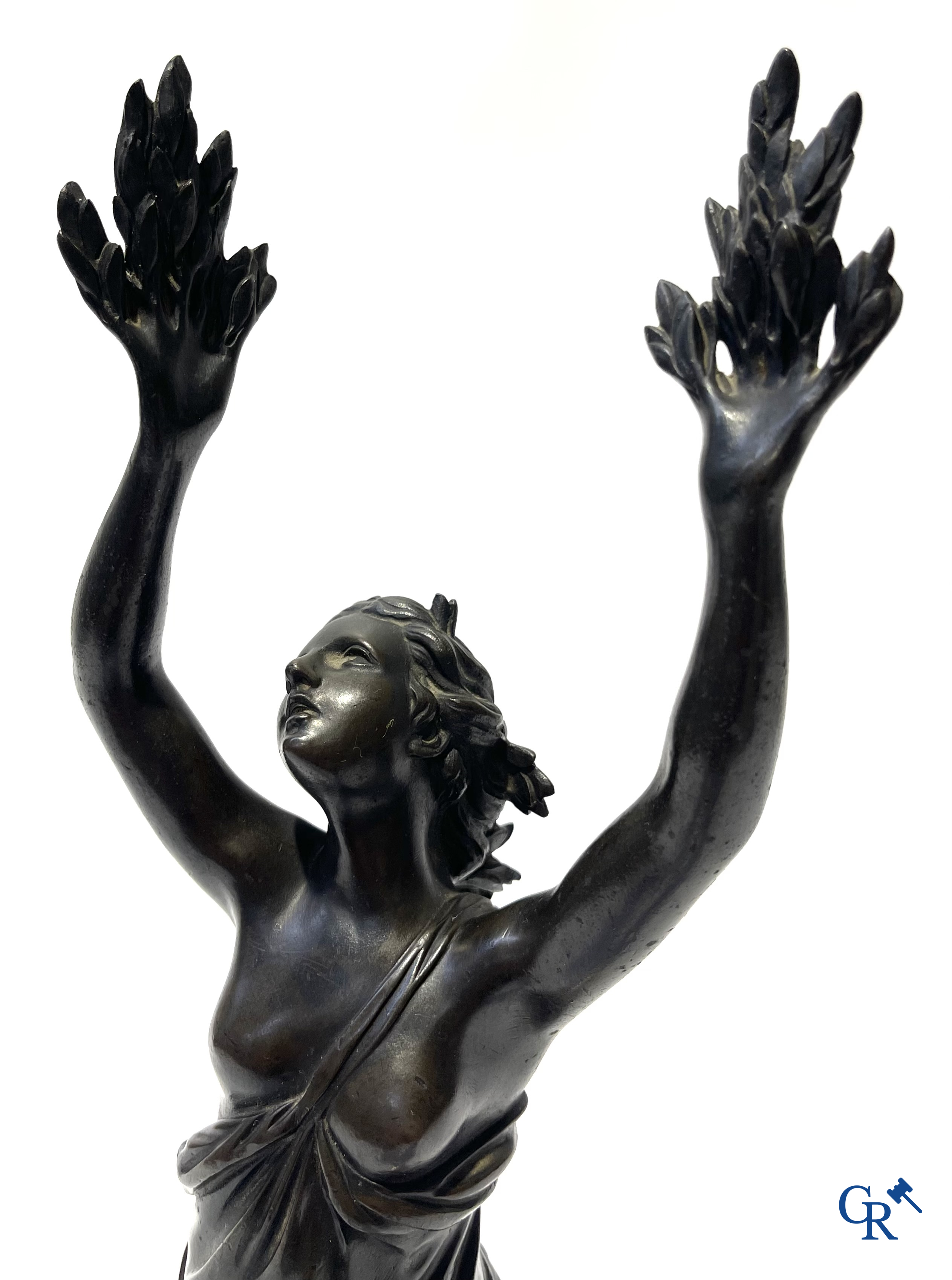 Bronzen beeld in de antieke stijl met voorstelling van Daphne, naar de Griekse mythe van Apollo en Daphne. 19e eeuw.